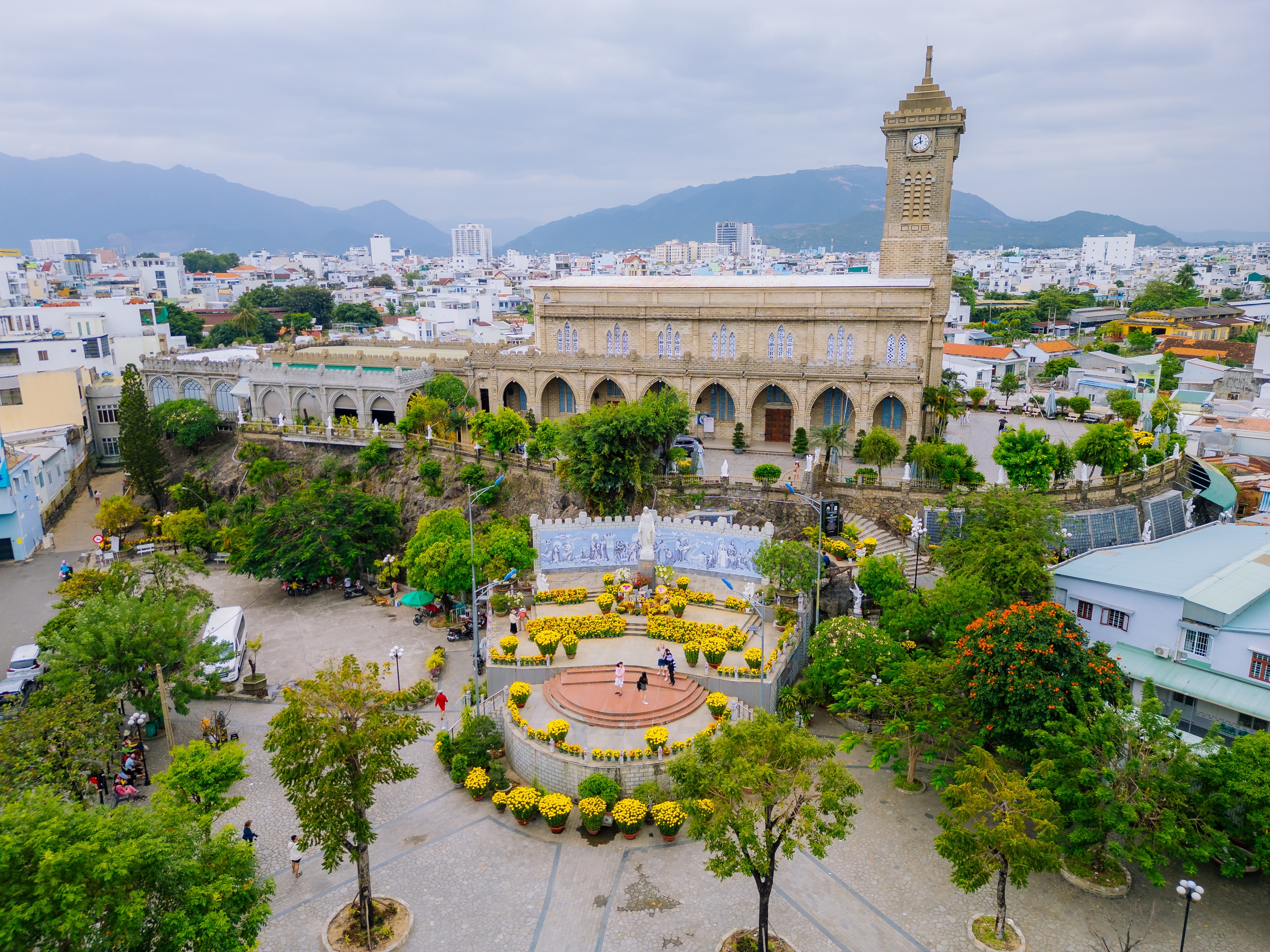 Nhà thờ Chánh tòa Nha Trang: Kiến trúc Pháp cổ và lịch sử lâu đời