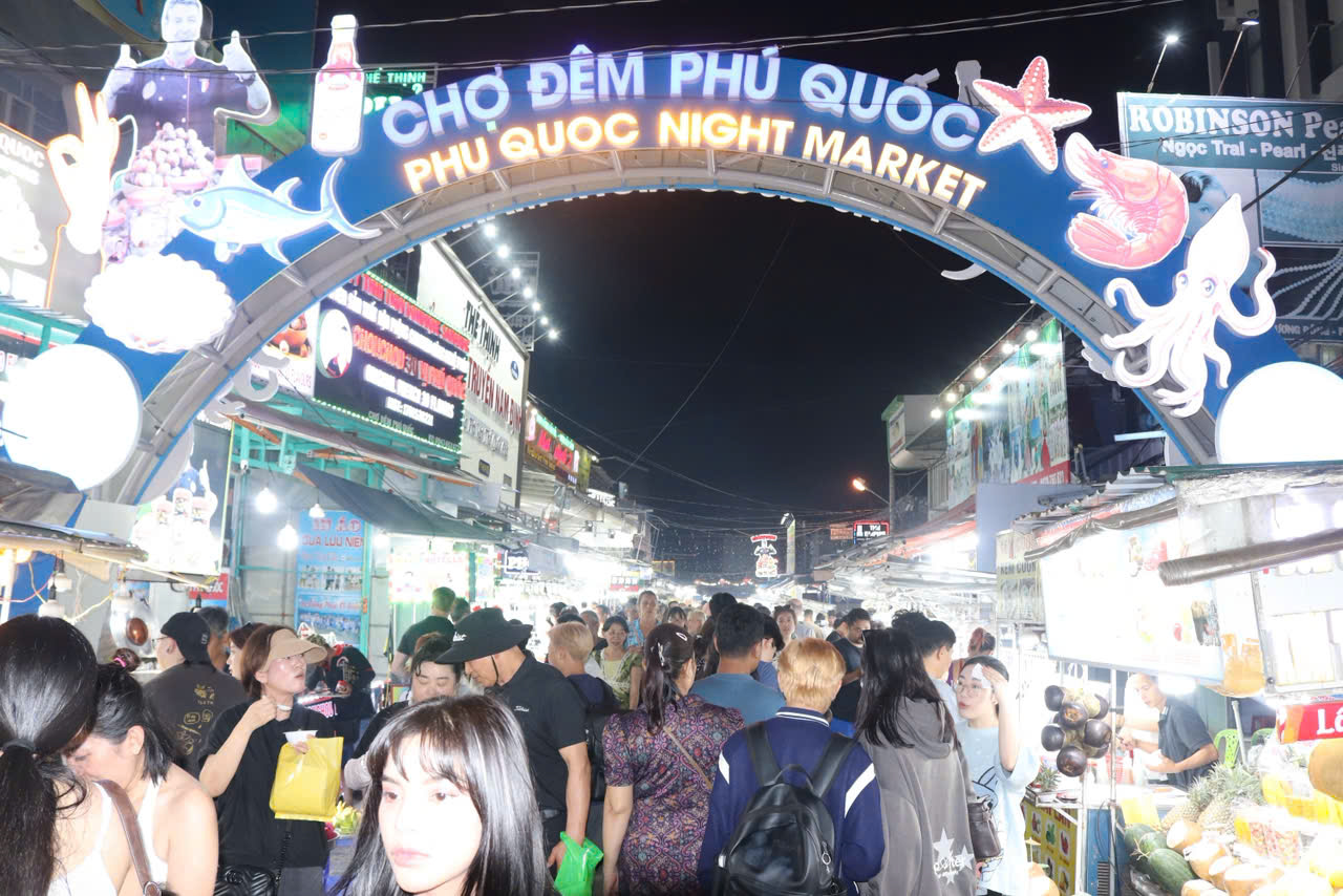 Không có chuyện dẹp bỏ chợ đêm Phú Quốc - Ảnh 2.