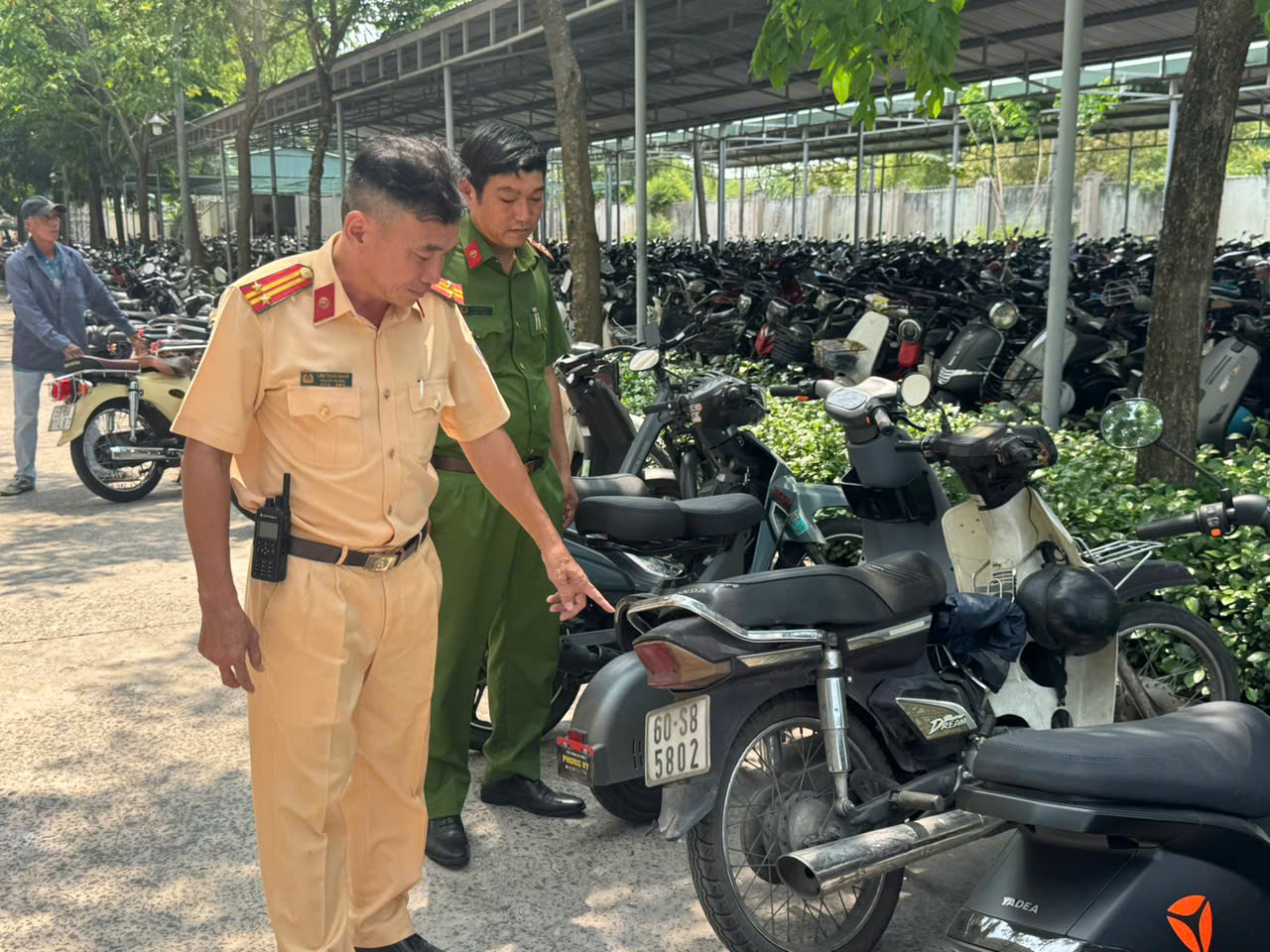 CSGT TP.HCM bất ngờ v&agrave;o trường kiểm tra b&atilde;i xe, ph&aacute;t hiện học sinh vi phạm- Ảnh 2.
