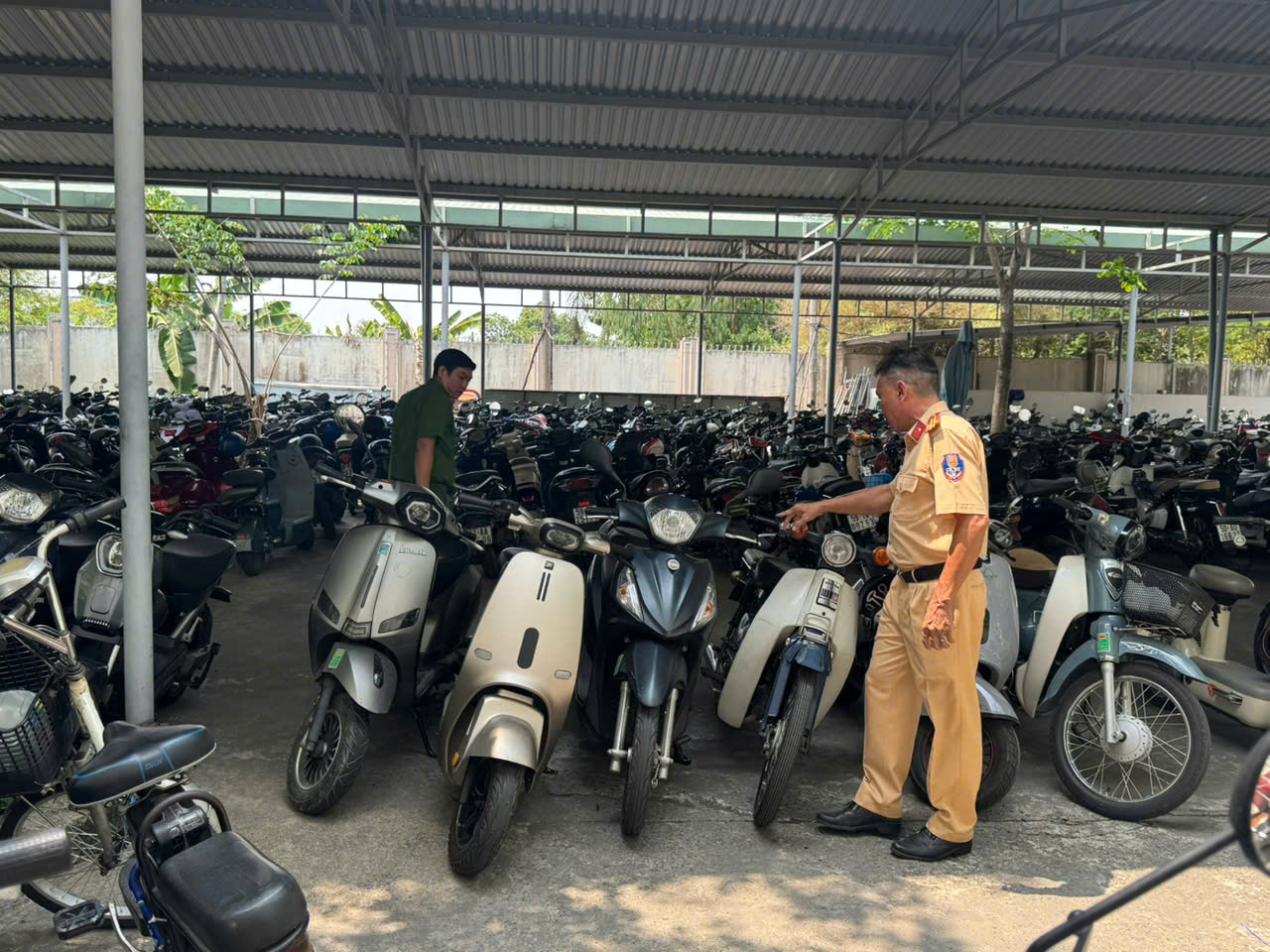 CSGT TP.HCM bất ngờ v&agrave;o trường kiểm tra b&atilde;i xe, ph&aacute;t hiện học sinh vi phạm- Ảnh 1.