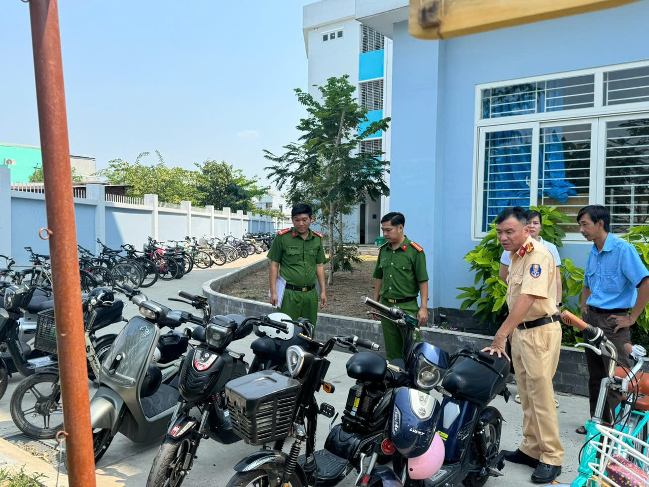 CSGT TP.HCM bất ngờ v&agrave;o trường kiểm tra b&atilde;i xe, ph&aacute;t hiện học sinh vi phạm- Ảnh 3.