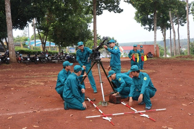 Bộ Quốc ph&ograve;ng giải đ&aacute;p thắc mắc 'bắt buộc tham gia d&acirc;n qu&acirc;n tự vệ do thiếu qu&acirc;n'- Ảnh 1.