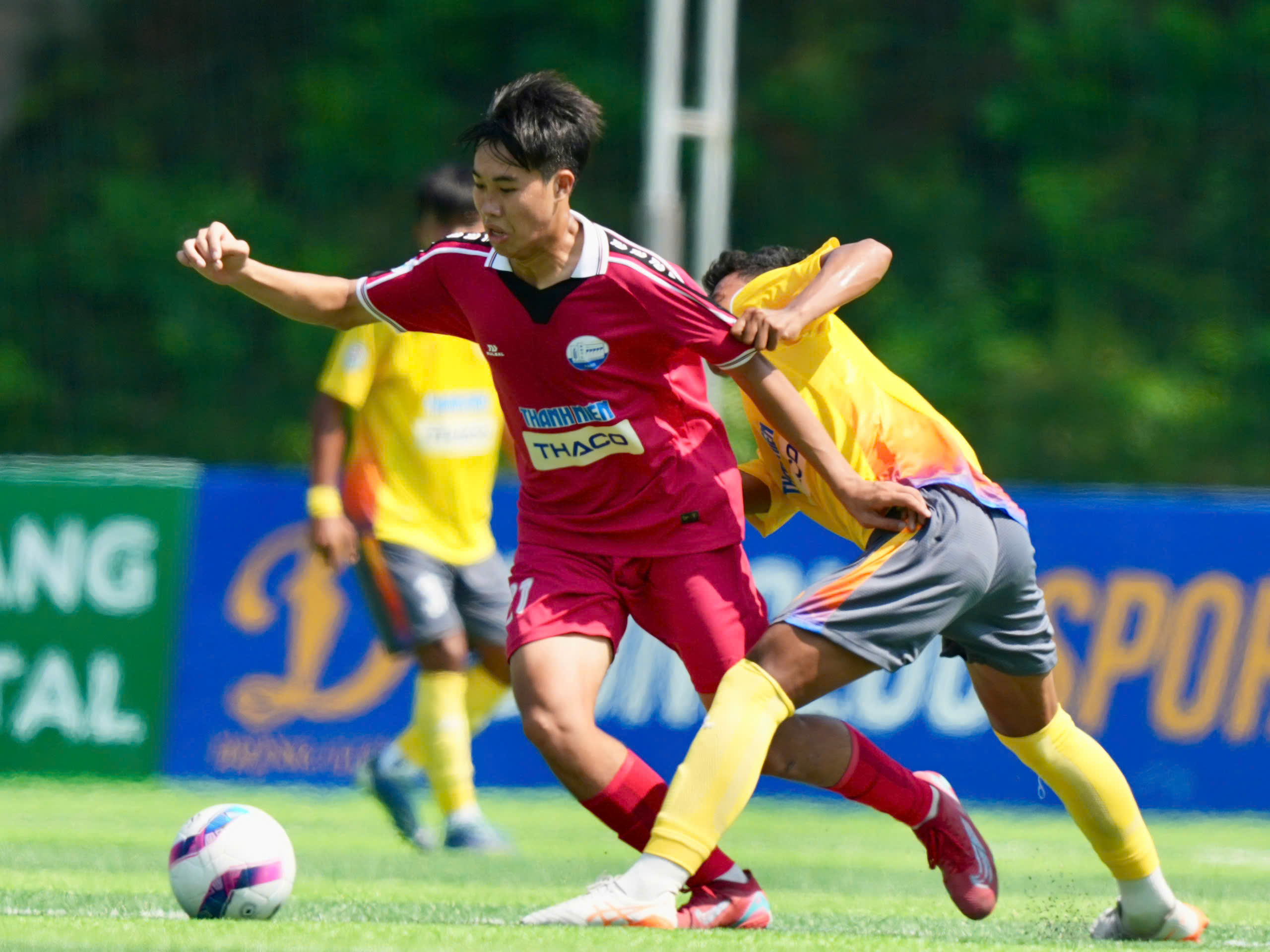 Điệu nhảy Ronaldinho v&agrave; m&oacute;n qu&agrave; &yacute; nghĩa tặng thầy- Ảnh 1.