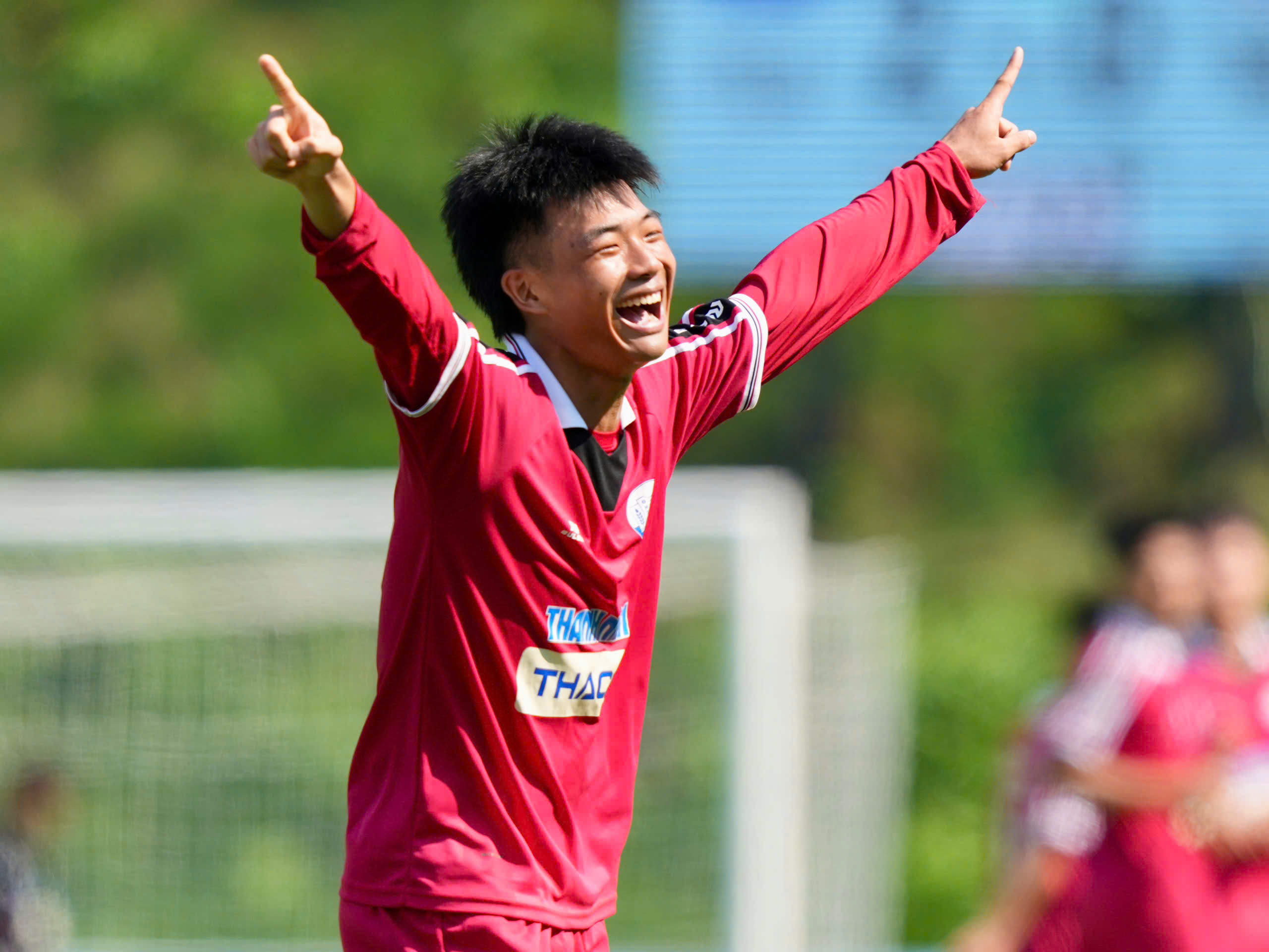 Điệu nhảy Ronaldinho v&agrave; m&oacute;n qu&agrave; &yacute; nghĩa tặng thầy- Ảnh 3.