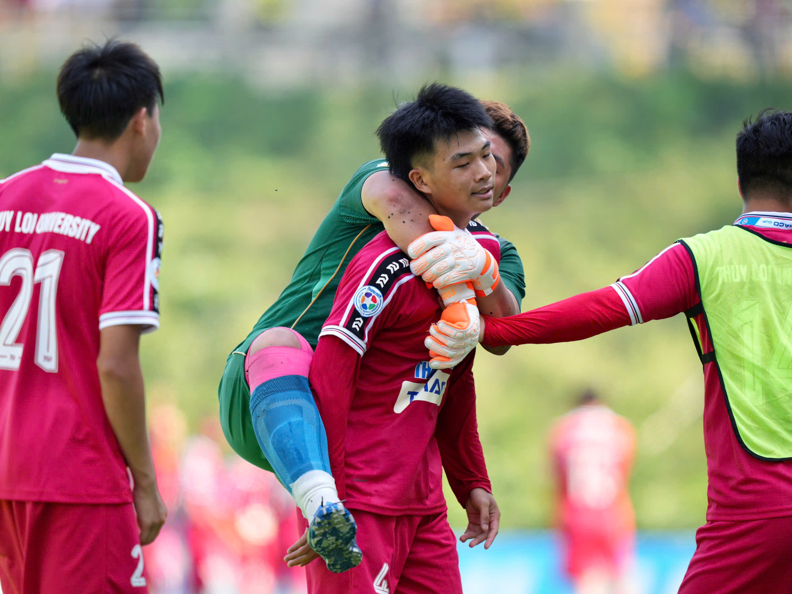 Điệu nhảy Ronaldinho v&agrave; m&oacute;n qu&agrave; &yacute; nghĩa tặng thầy- Ảnh 4.