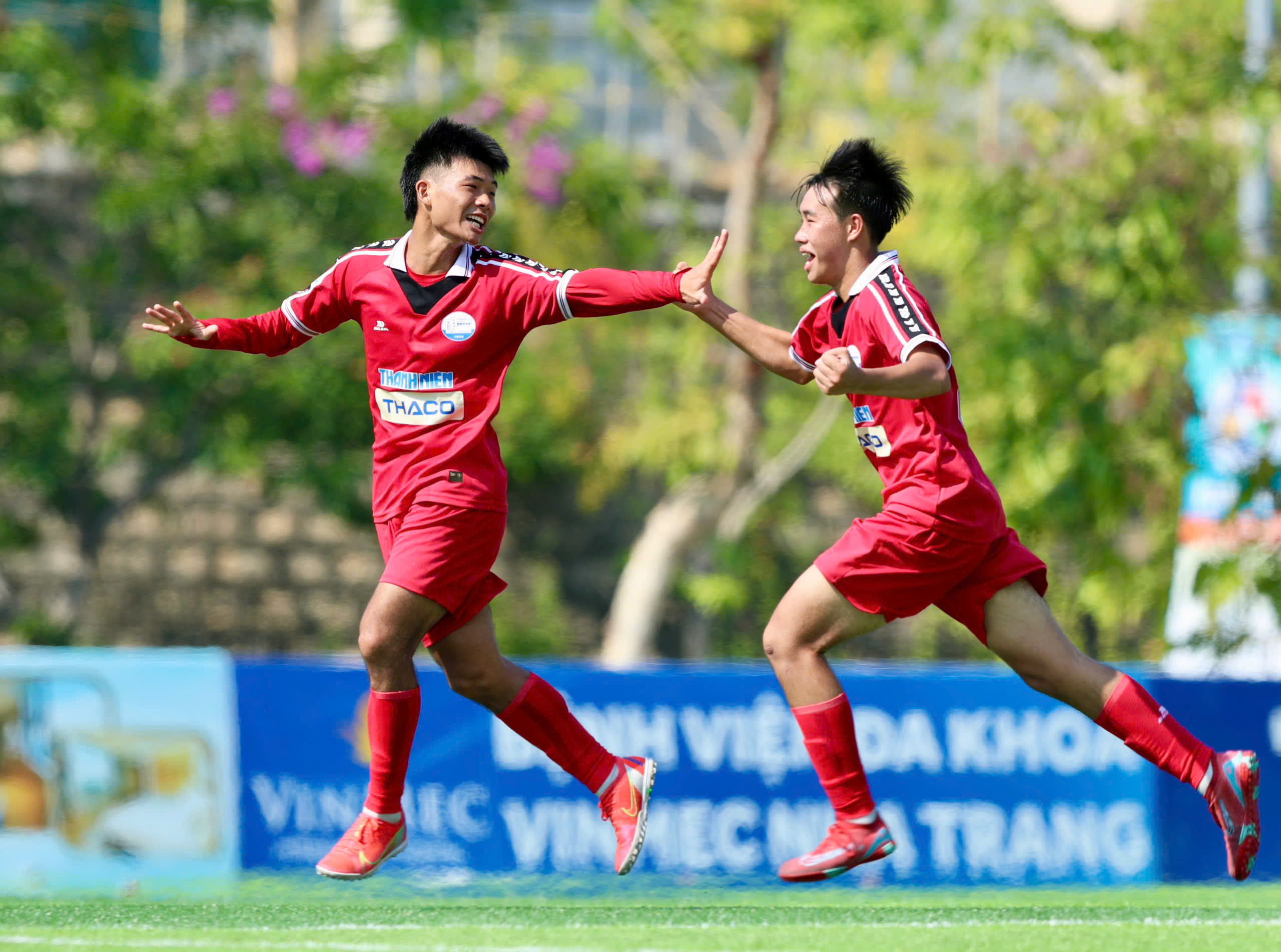 Điệu nhảy Ronaldinho v&agrave; m&oacute;n qu&agrave; &yacute; nghĩa tặng thầy- Ảnh 2.