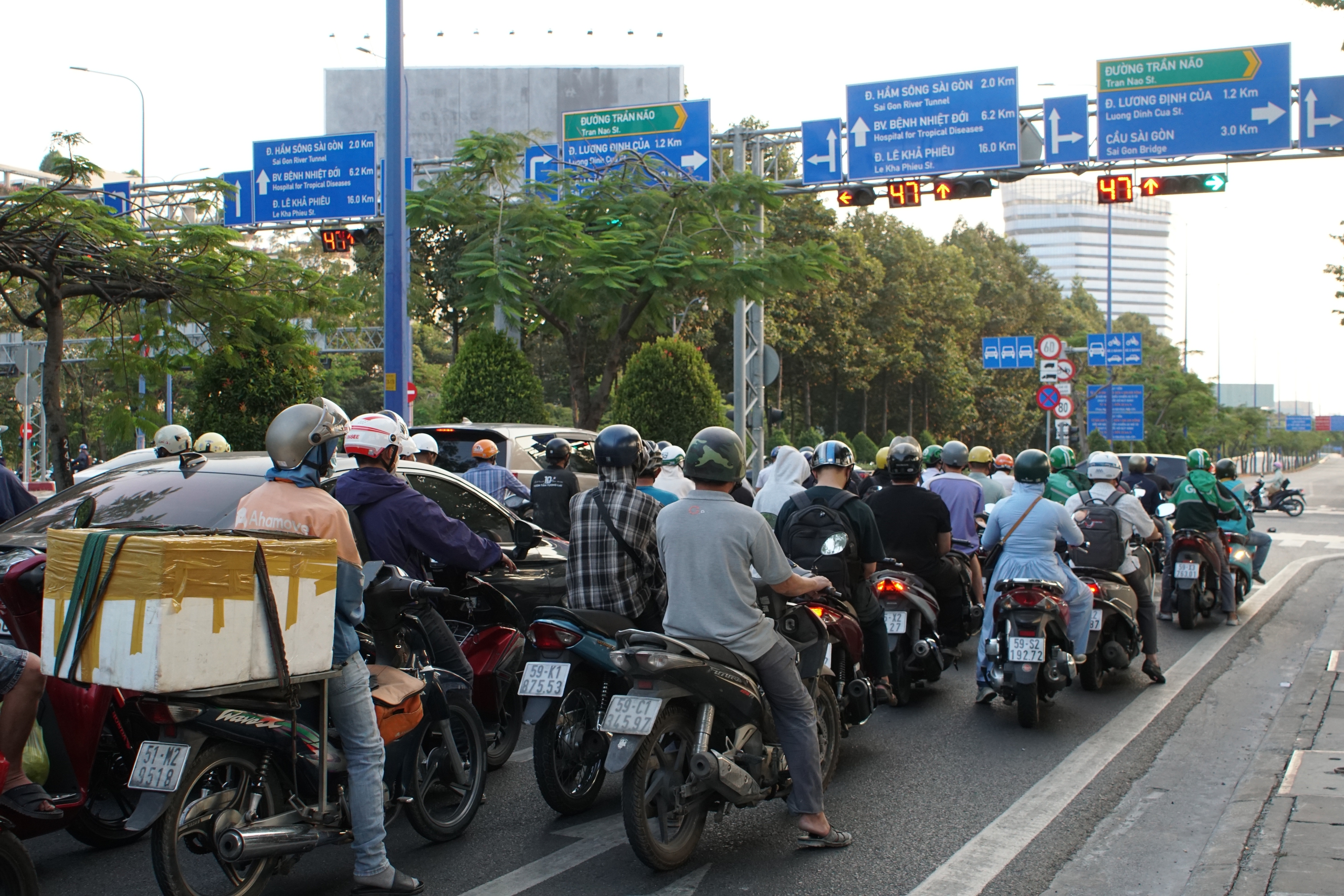 Vừa phản &aacute;nh &ugrave;n tắc, giao lộ Mai Ch&iacute; Thọ - Trần N&atilde;o đ&atilde; thay đổi  - Ảnh 2.