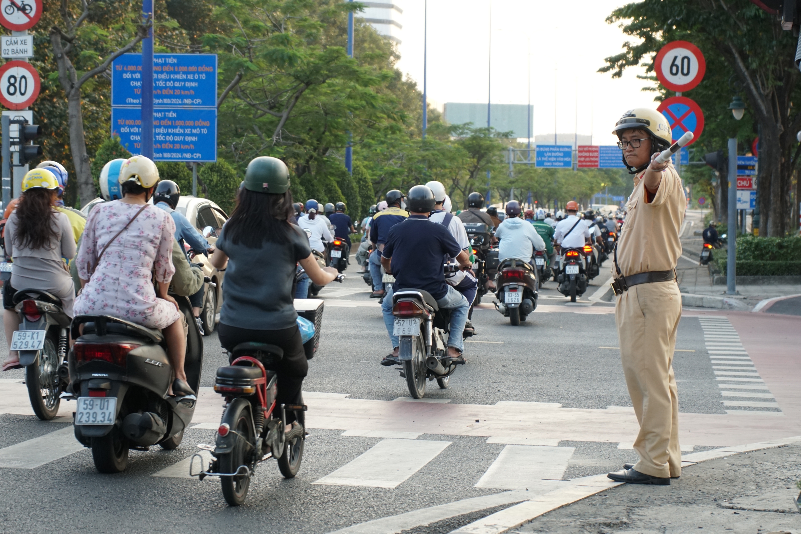 Vừa phản &aacute;nh &ugrave;n tắc, giao lộ Mai Ch&iacute; Thọ - Trần N&atilde;o đ&atilde; thay đổi  - Ảnh 1.
