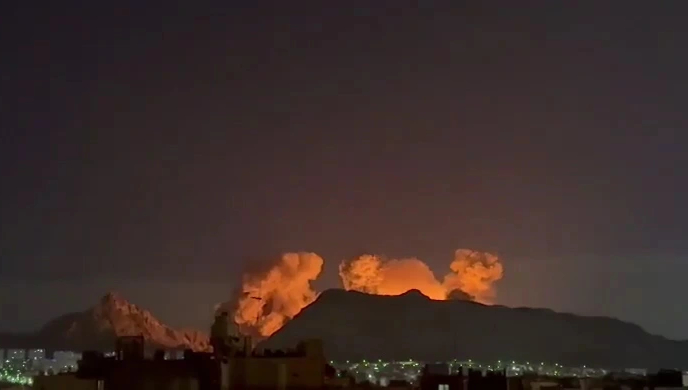 Mỹ thả bom xuy&ecirc;n ph&aacute; 900 kg xuống Iran, &ocirc;ng Trump chia sẻ video - Ảnh 1.