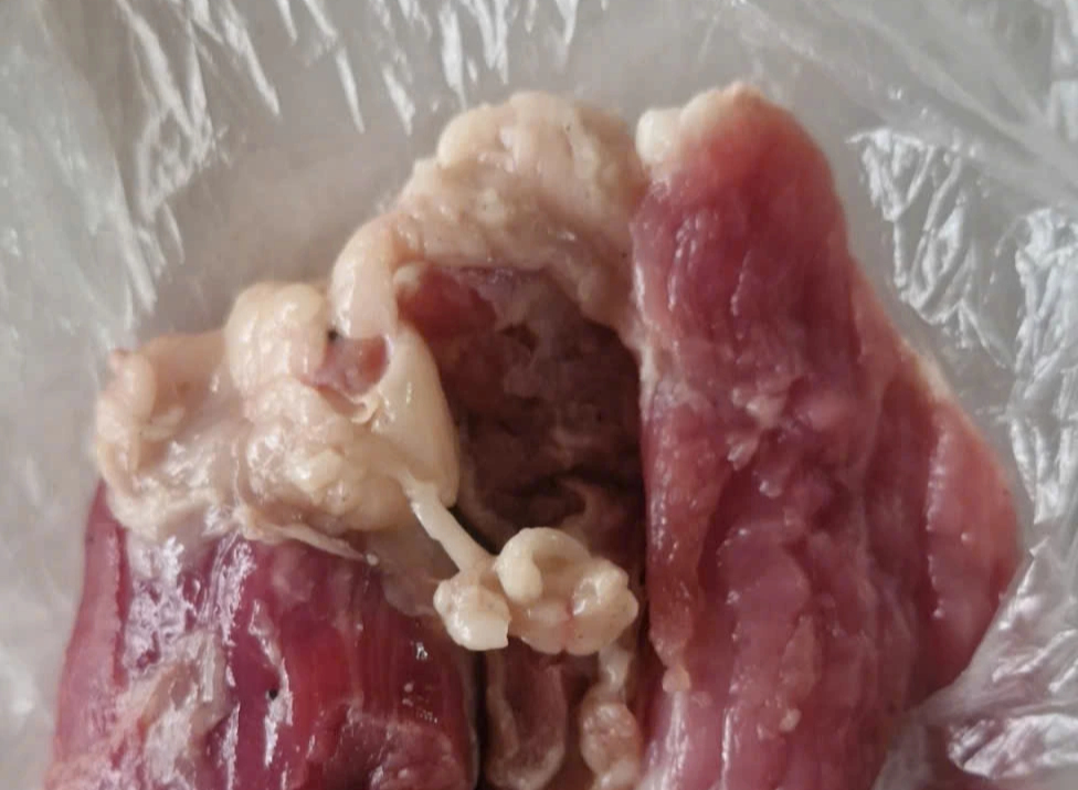 Phụ huynh Thái Nguyên 'tố' bữa ăn bán trú trường mầm non có thịt lợn bệnh- Ảnh 1.