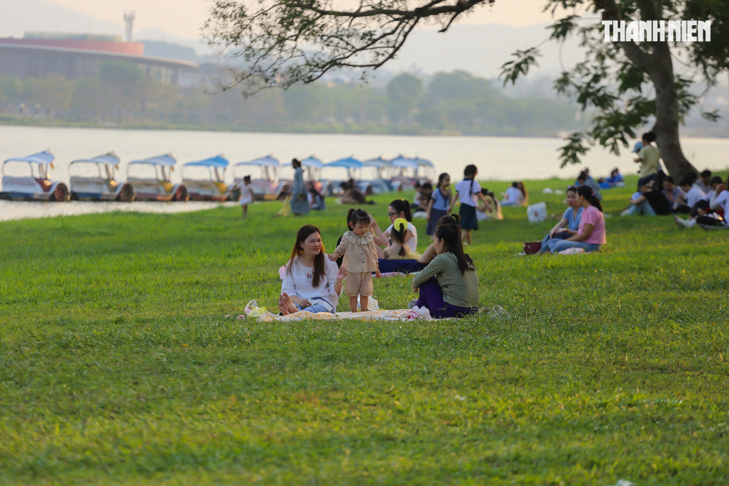 Tọa độ picnic v&agrave; check-in b&ecirc;n bờ s&ocirc;ng Hương đang g&acirc;y sốt - Ảnh 2.