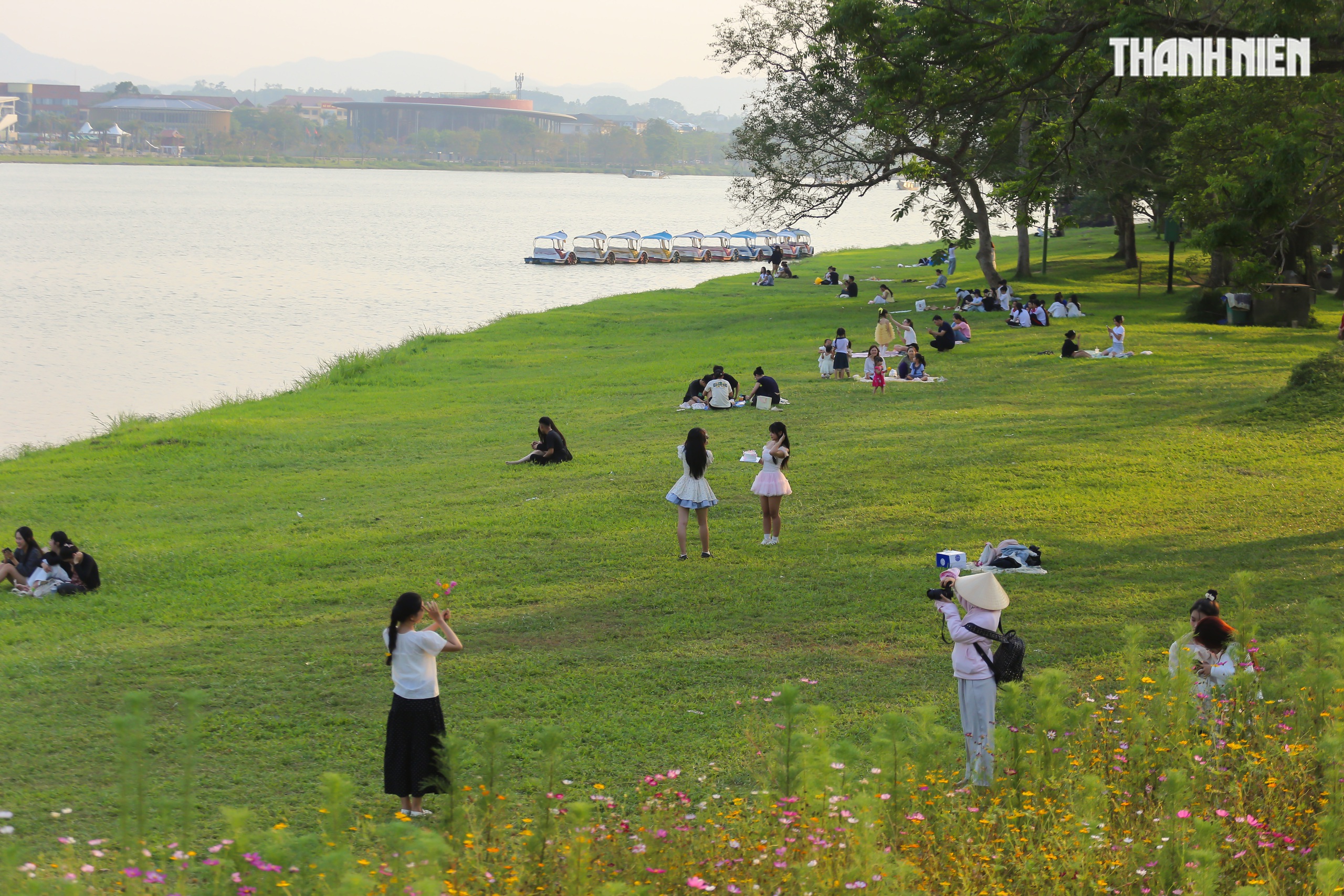 Tọa độ picnic v&agrave; check-in b&ecirc;n bờ s&ocirc;ng Hương đang g&acirc;y sốt - Ảnh 1.