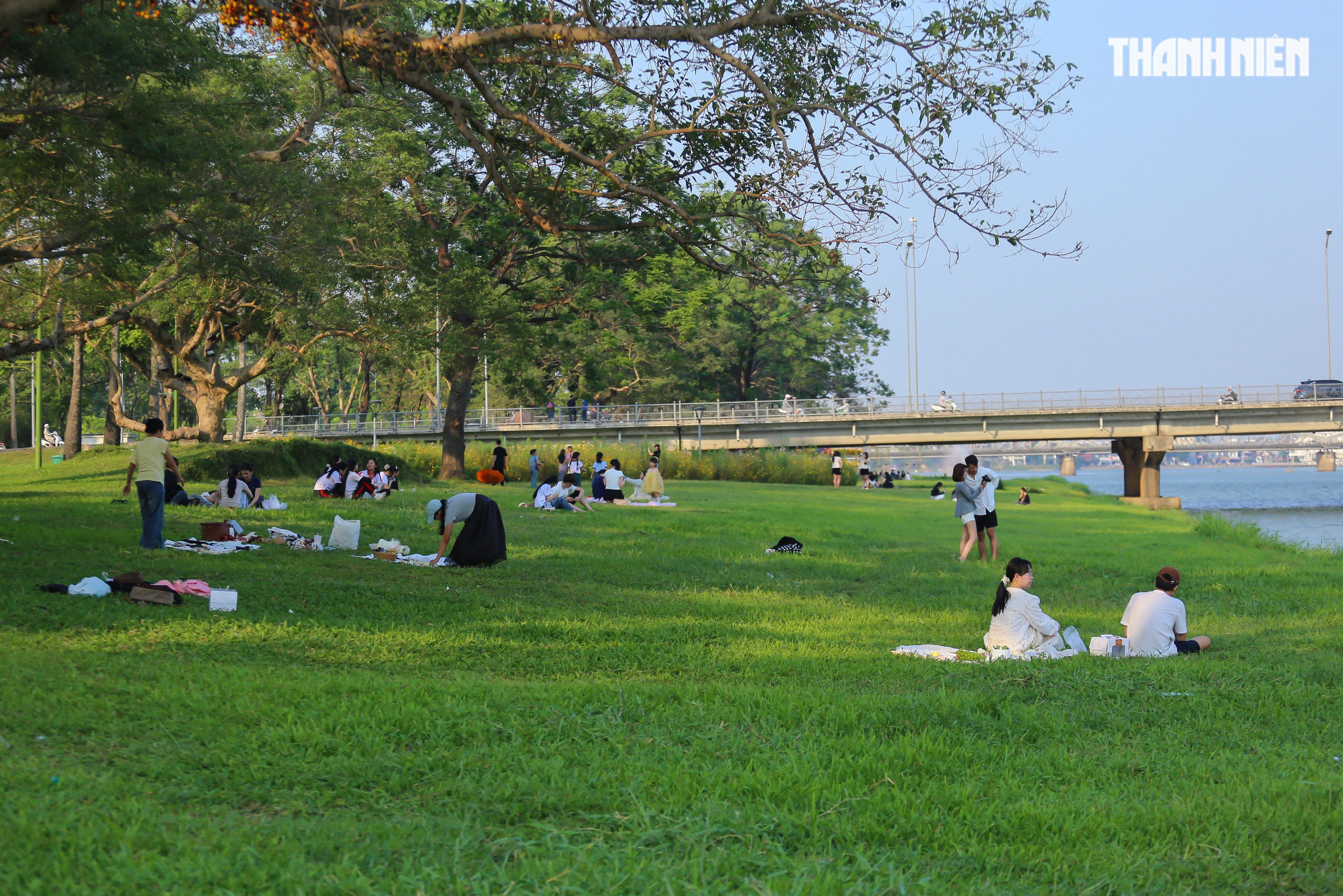 Tọa độ picnic v&agrave; check-in b&ecirc;n bờ s&ocirc;ng Hương đang g&acirc;y sốt - Ảnh 8.