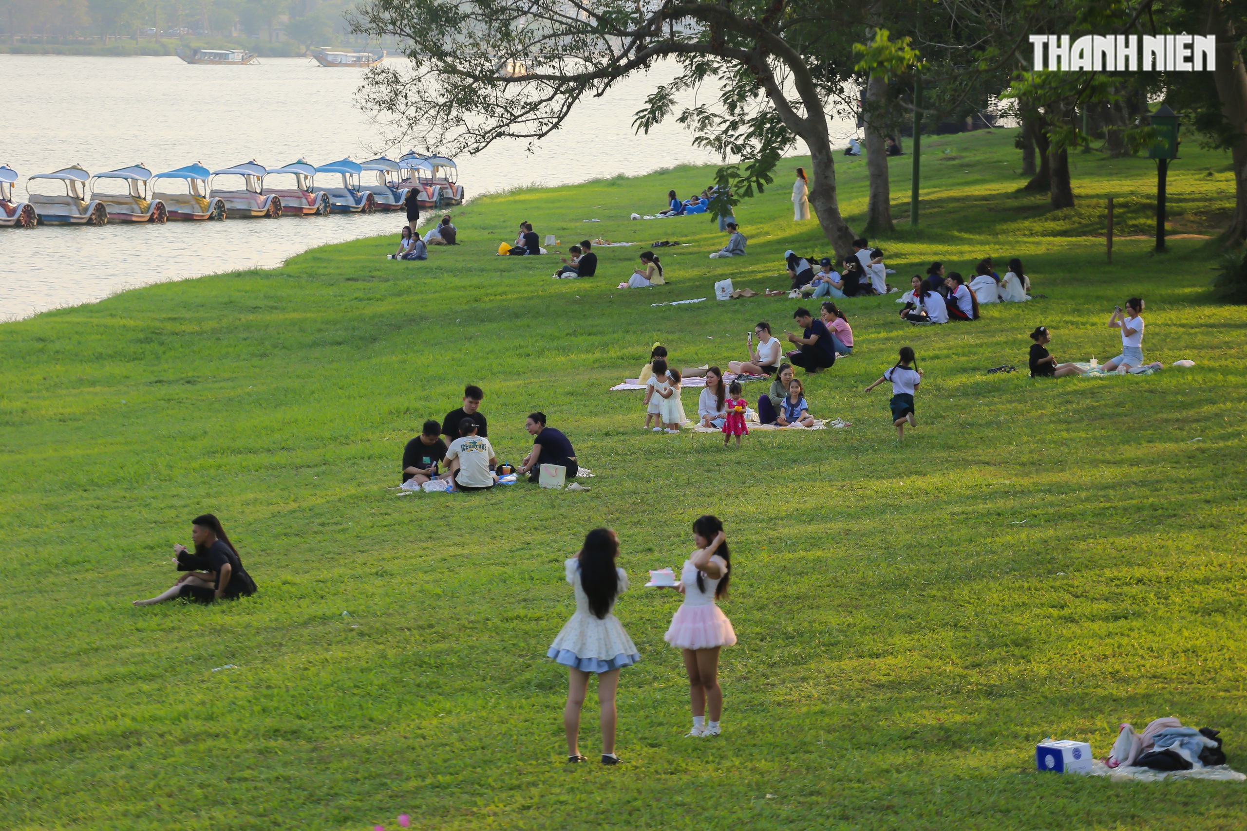 Tọa độ picnic v&agrave; check-in b&ecirc;n bờ s&ocirc;ng Hương đang g&acirc;y sốt - Ảnh 12.