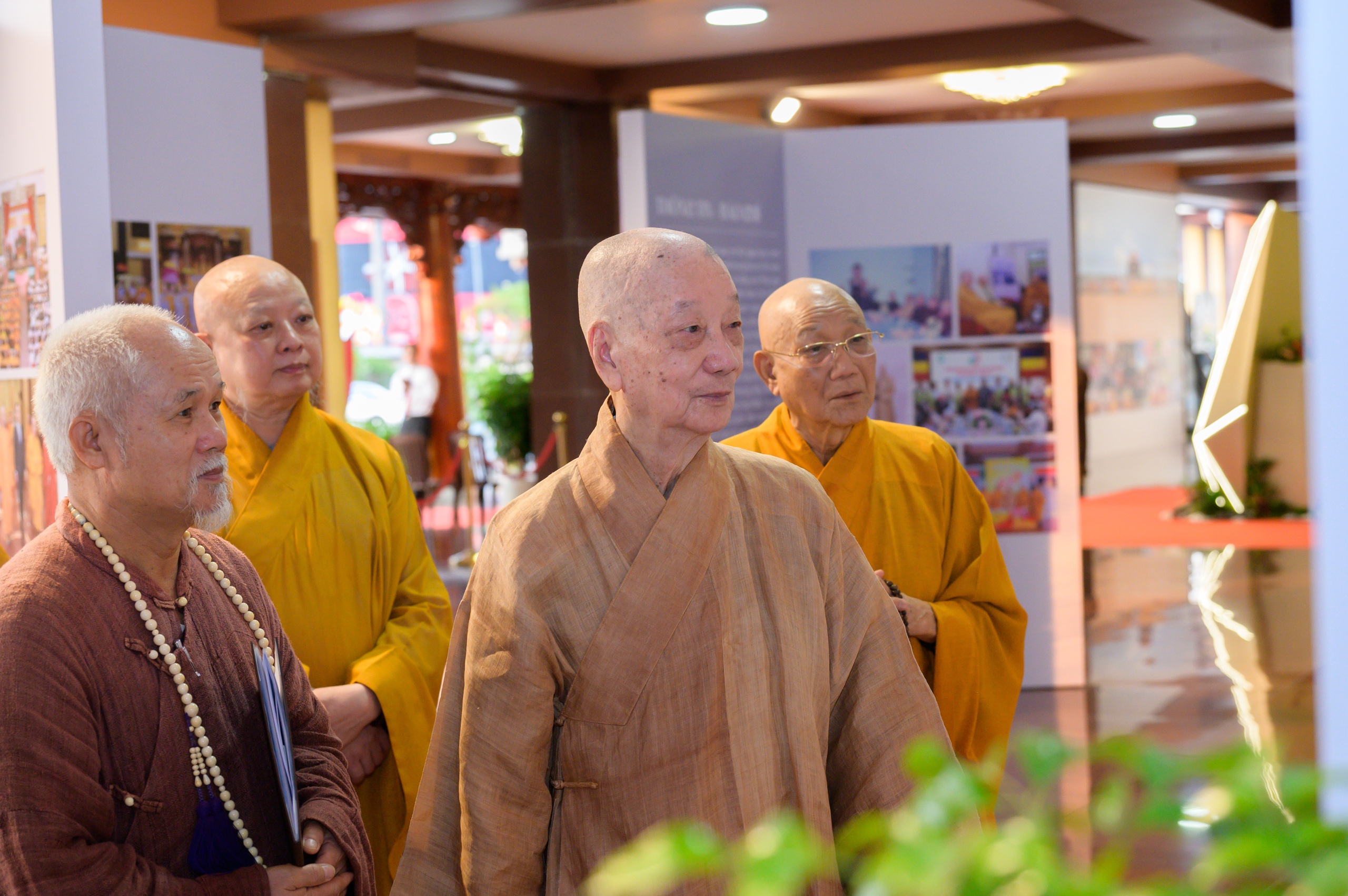 Đại l&atilde;o h&ograve;a thượng Th&iacute;ch Tr&iacute; Quảng dự khai mạc triển l&atilde;m 45 năm Gi&aacute;o hội Phật gi&aacute;o Việt Nam - Ảnh 1.