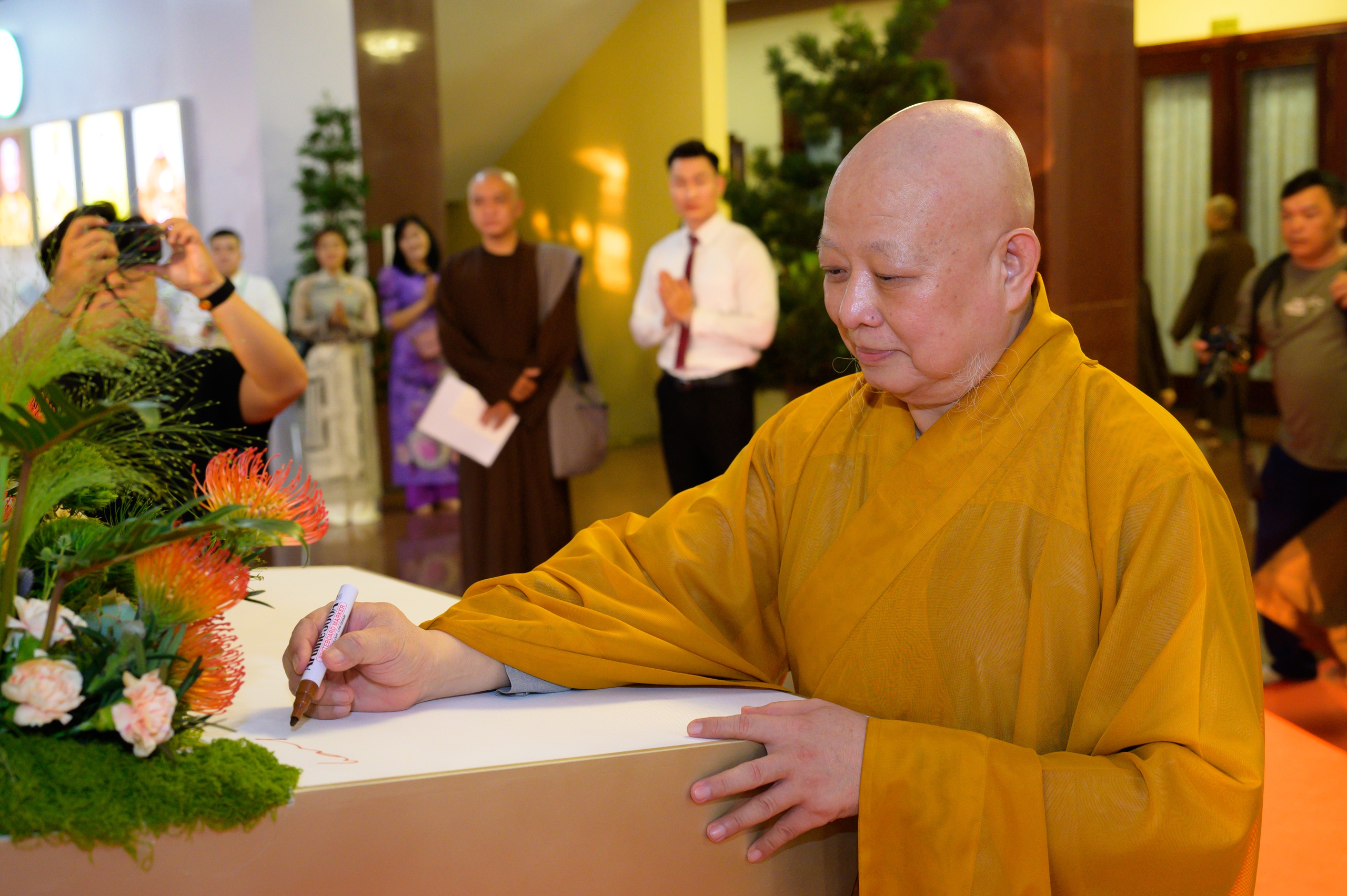 Đại l&atilde;o h&ograve;a thượng Th&iacute;ch Tr&iacute; Quảng dự khai mạc triển l&atilde;m 45 năm Gi&aacute;o hội Phật gi&aacute;o Việt Nam - Ảnh 6.