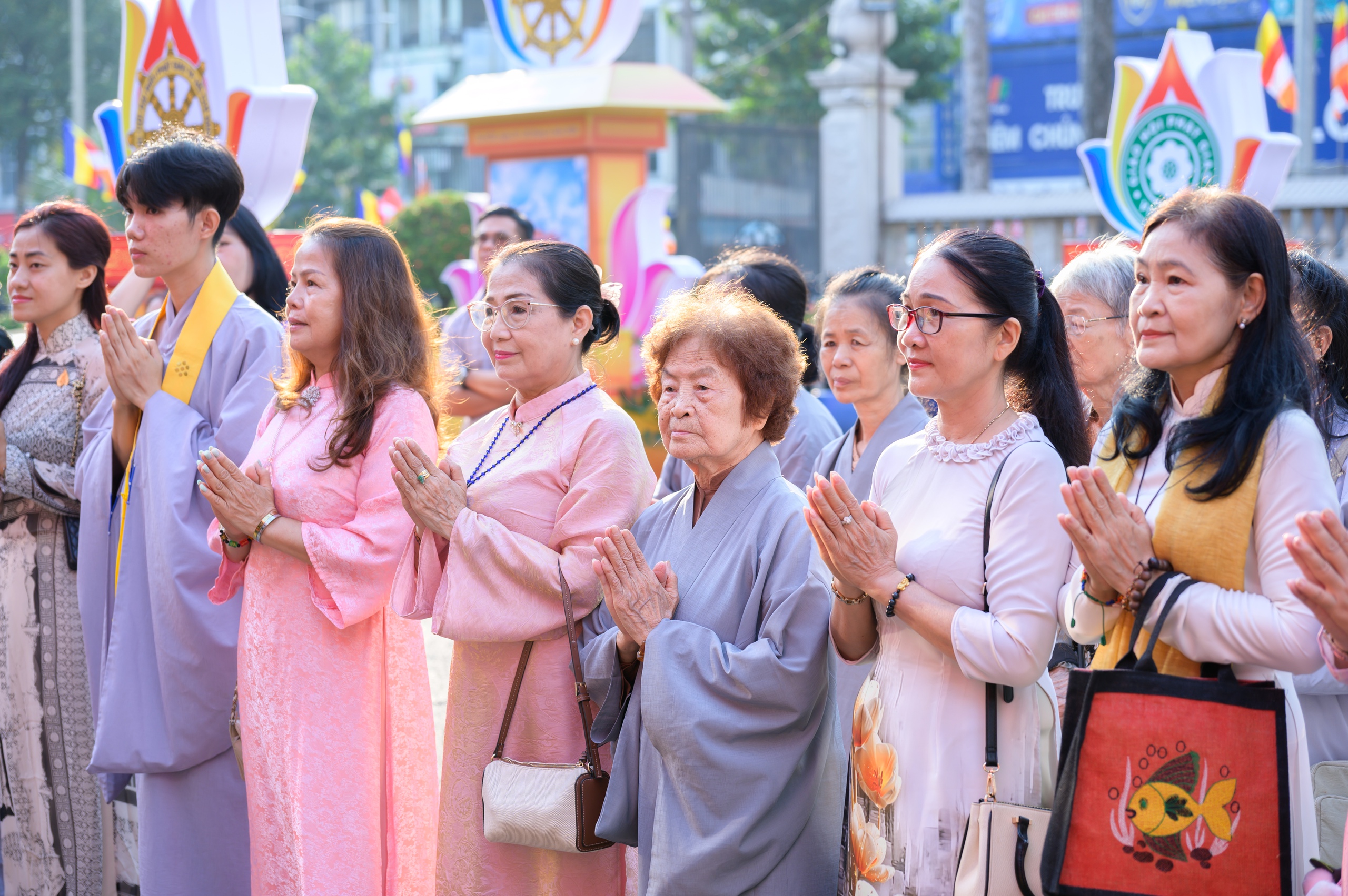 Đại l&atilde;o h&ograve;a thượng Th&iacute;ch Tr&iacute; Quảng dự khai mạc triển l&atilde;m 45 năm Gi&aacute;o hội Phật gi&aacute;o Việt Nam - Ảnh 8.