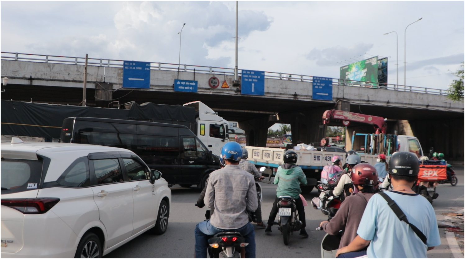 Mở rộng Quốc lộ 13: Người mừng ra mặt, người lại đứng ngồi kh&ocirc;ng y&ecirc;n v&igrave;... - Ảnh 1.