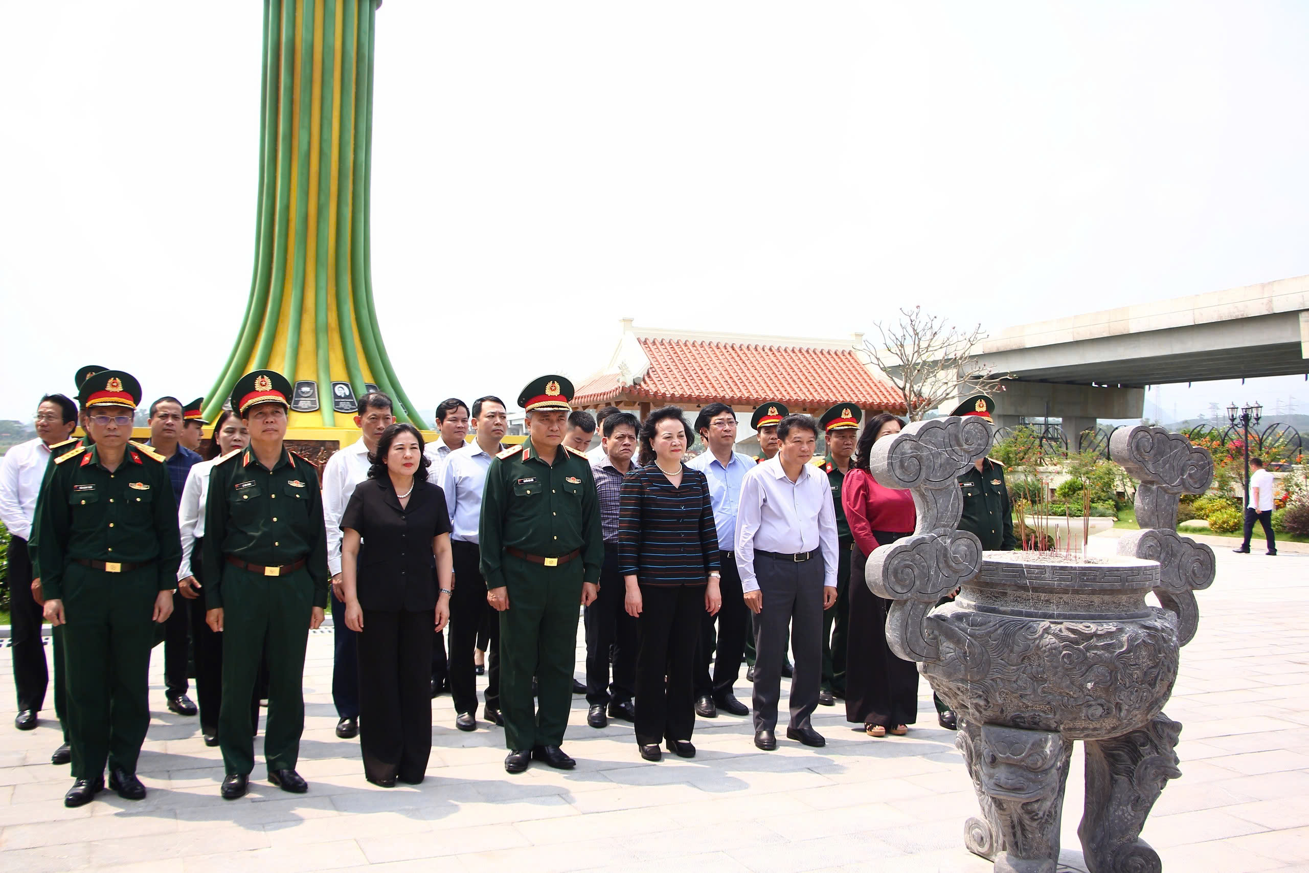 Phó thủ tướng Phạm Thị Thanh Trà dâng hương tưởng niệm liệt sĩ tại Quảng Trị - Ảnh 1.