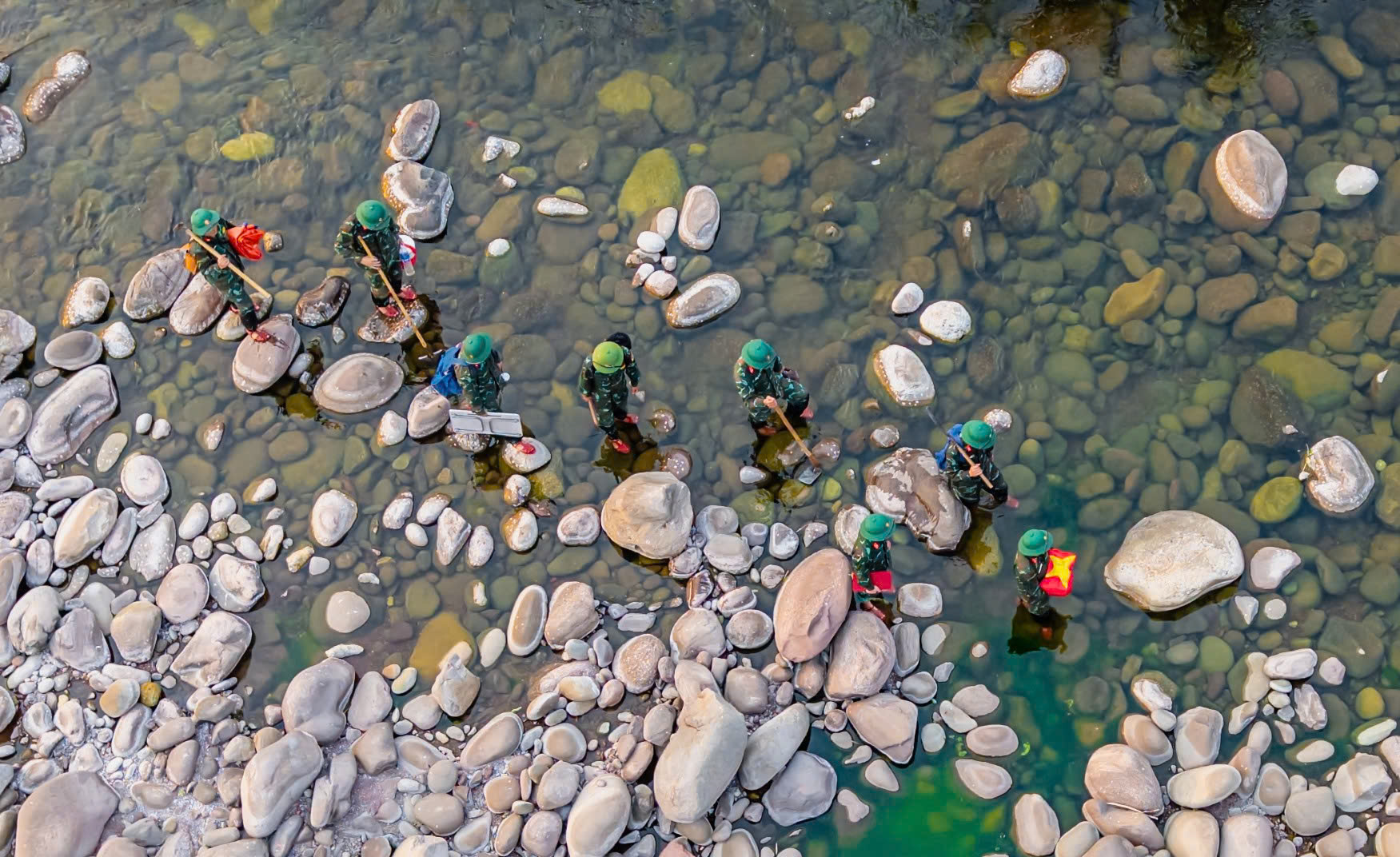 Bộ đội băng rừng, vượt suối Dân Hóa, tìm thêm 1 hài cốt liệt sĩ - Ảnh 1.