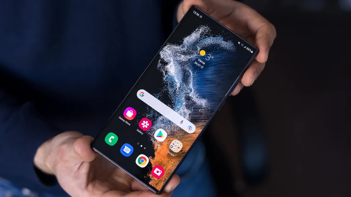 Người dùng Galaxy S22 Ultra 'tá hỏa' vì lỗi khóa máy khó hiểu - Ảnh 1.