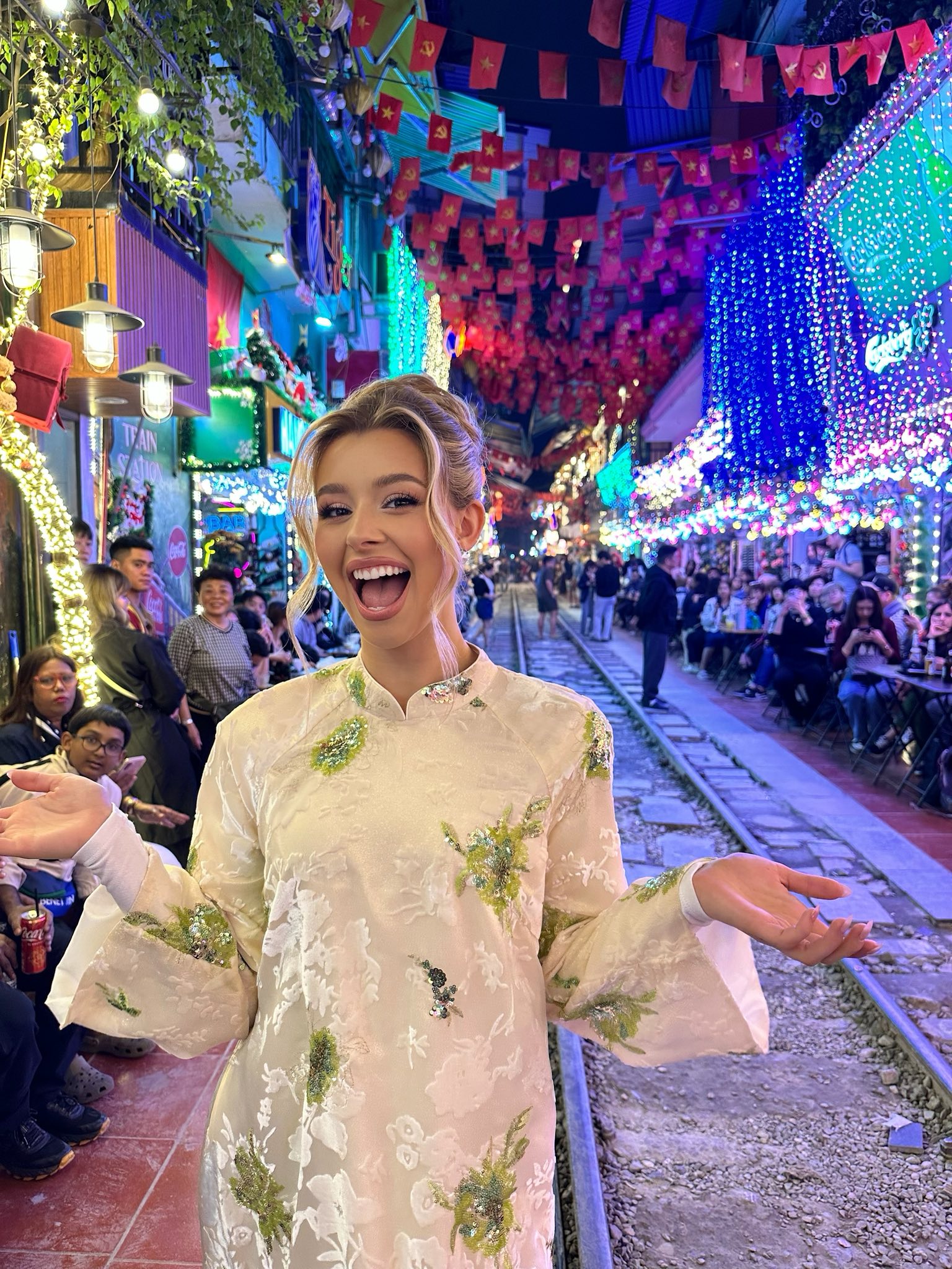 Hoa hậu người Mỹ Yolina Lindquist khoe sắc v&oacute;c bốc lửa ở Việt Nam - Ảnh 15.