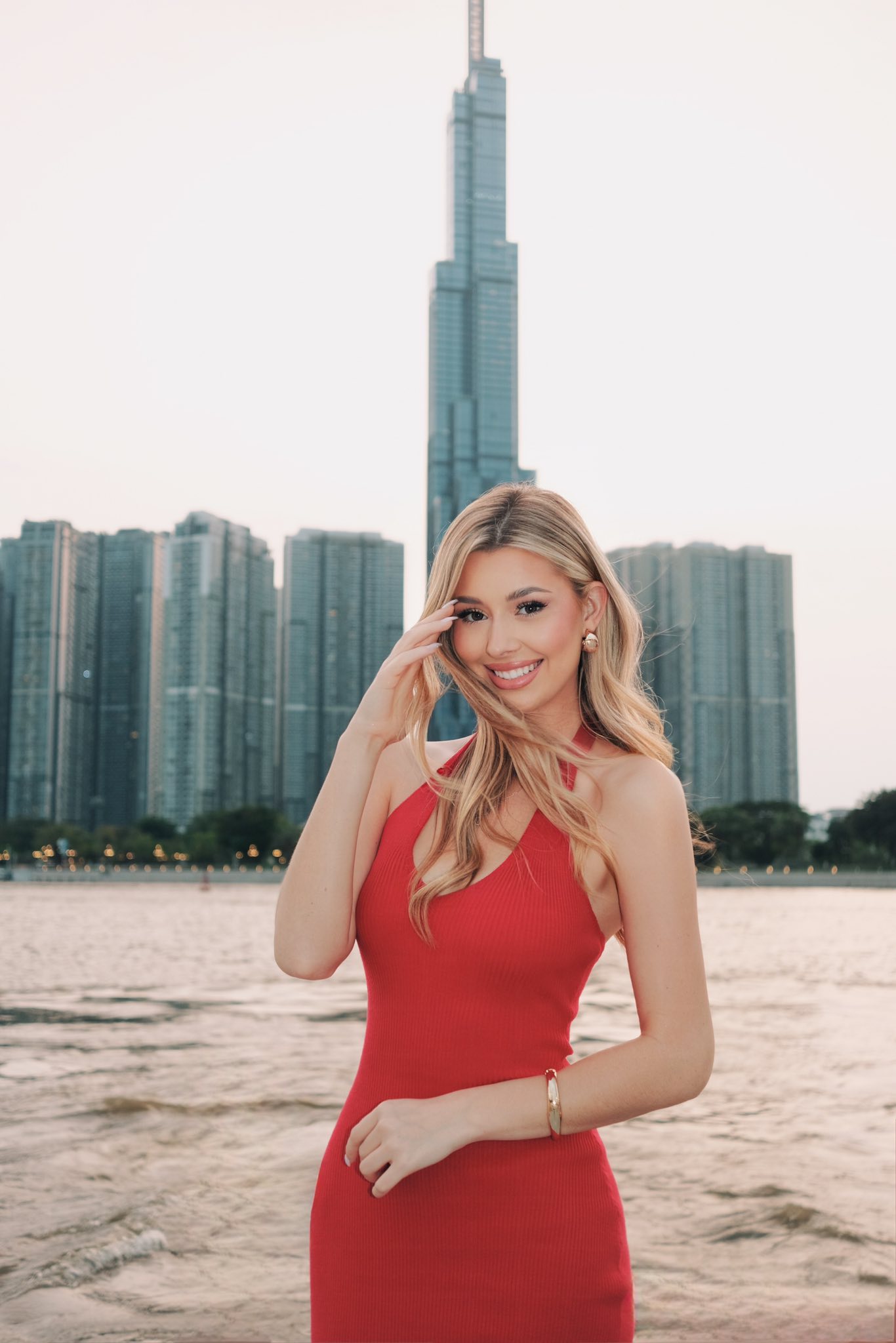 Hoa hậu người Mỹ Yolina Lindquist khoe sắc v&oacute;c bốc lửa ở Việt Nam - Ảnh 14.