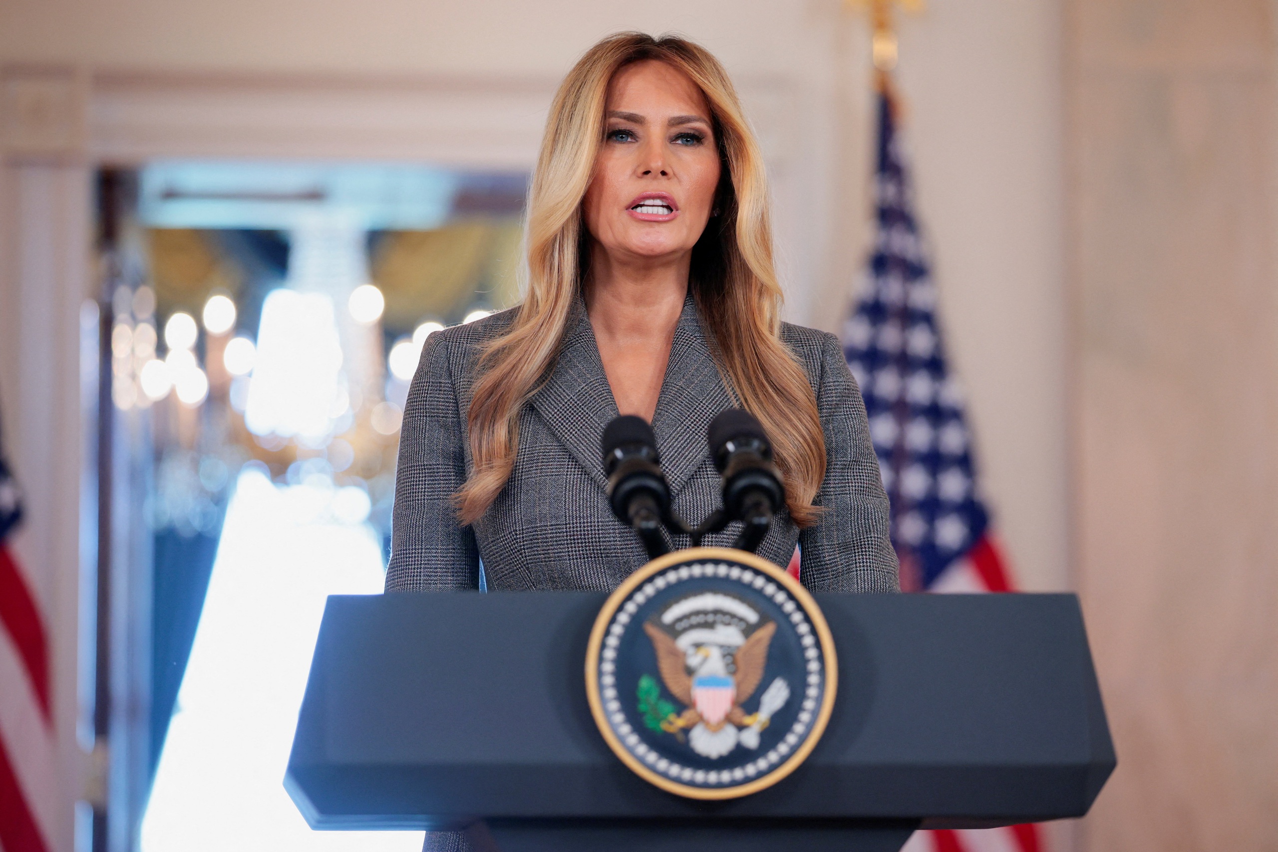 Bà Melania Trump phủ nhận mối liên hệ với tội phạm tình dục Epstein - Ảnh 1.