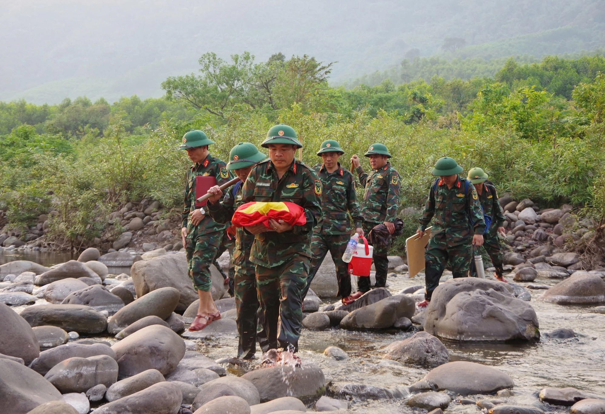 Bộ đội băng rừng, vượt suối Dân Hóa, tìm thêm 1 hài cốt liệt sĩ - Ảnh 7.