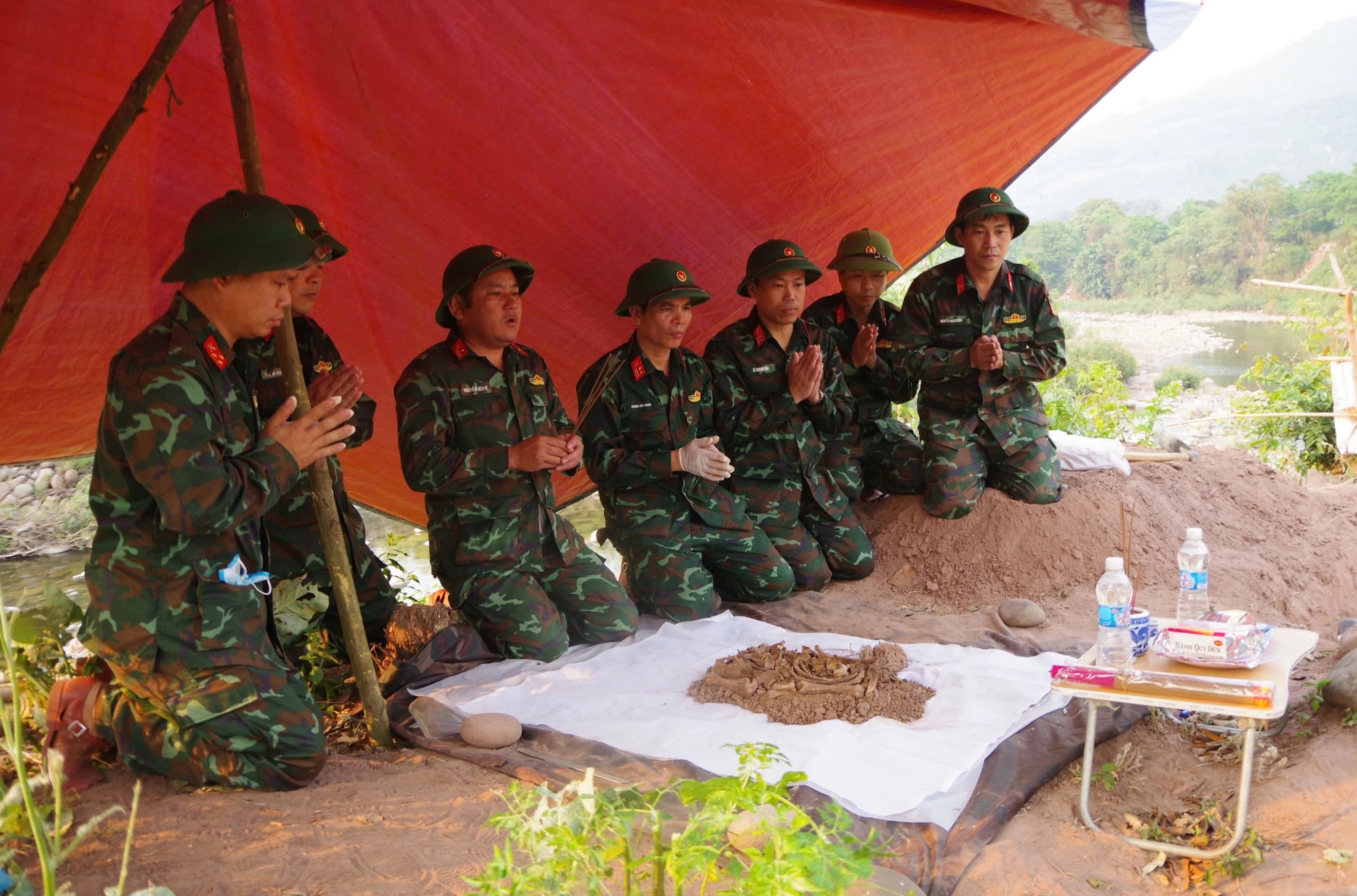 Bộ đội băng rừng, vượt suối Dân Hóa, tìm thêm 1 hài cốt liệt sĩ - Ảnh 3.