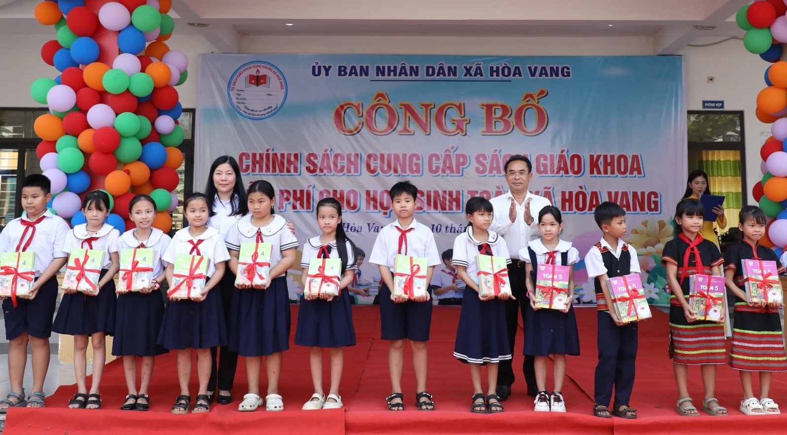 Lần đầu ti&ecirc;n ở Việt Nam, ch&iacute;nh quyền x&atilde; miễn ph&iacute; s&aacute;ch gi&aacute;o khoa cho học sinh- Ảnh 4.