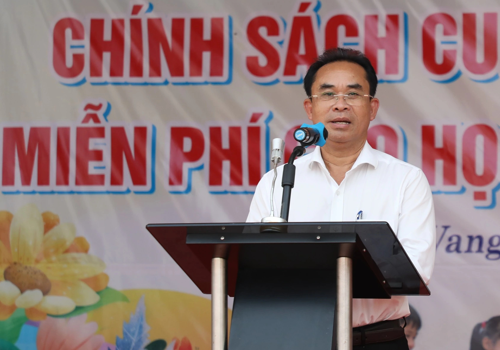 Lần đầu ti&ecirc;n ở Việt Nam, ch&iacute;nh quyền x&atilde; miễn ph&iacute; s&aacute;ch gi&aacute;o khoa cho học sinh- Ảnh 3.