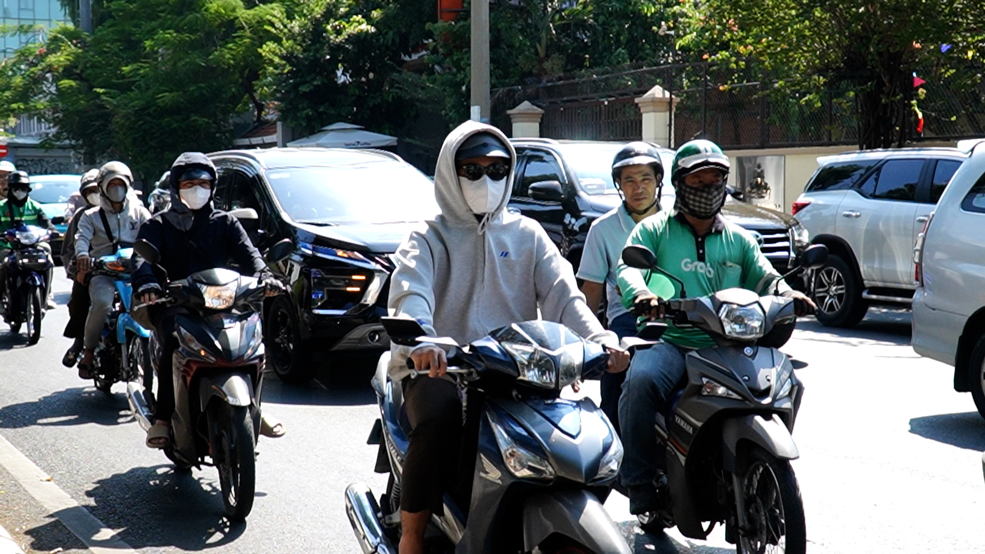 Nắng nóng: Tài xế chạy đêm ‘đỡ cực lại nhiều cuốc’, chuyên gia cảnh báo sốc nhiệt - Ảnh 1.