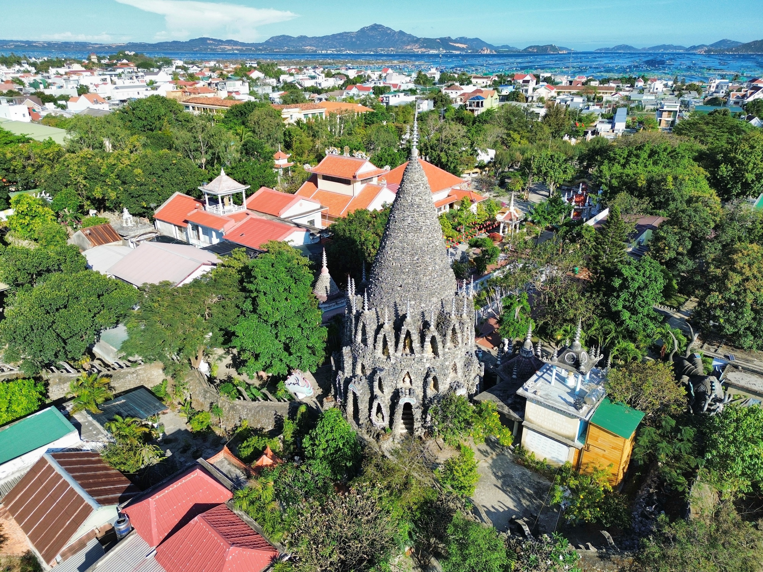 Khám phá chùa Từ Vân, kiệt tác từ san hô và vỏ ốc- Ảnh 1. Khám phá chùa Từ Vân, kiệt tác từ san hô và vỏ ốc- Ảnh 1.