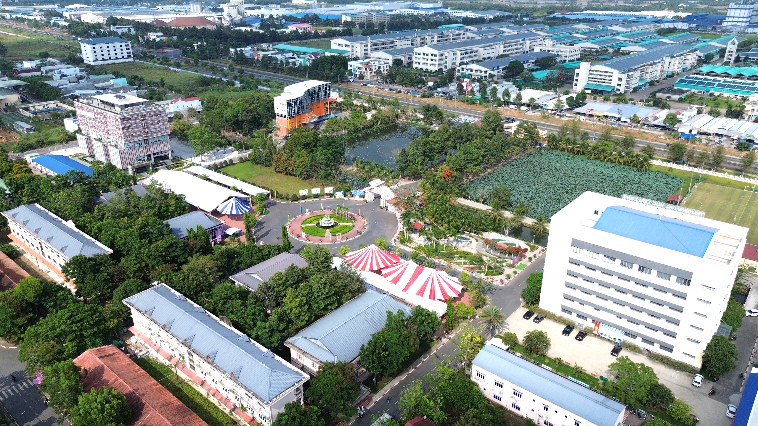 Trường ĐH có công trình đạt kỷ lục Việt Nam, nơi diễn ra tư vấn mùa thi - Ảnh 2.