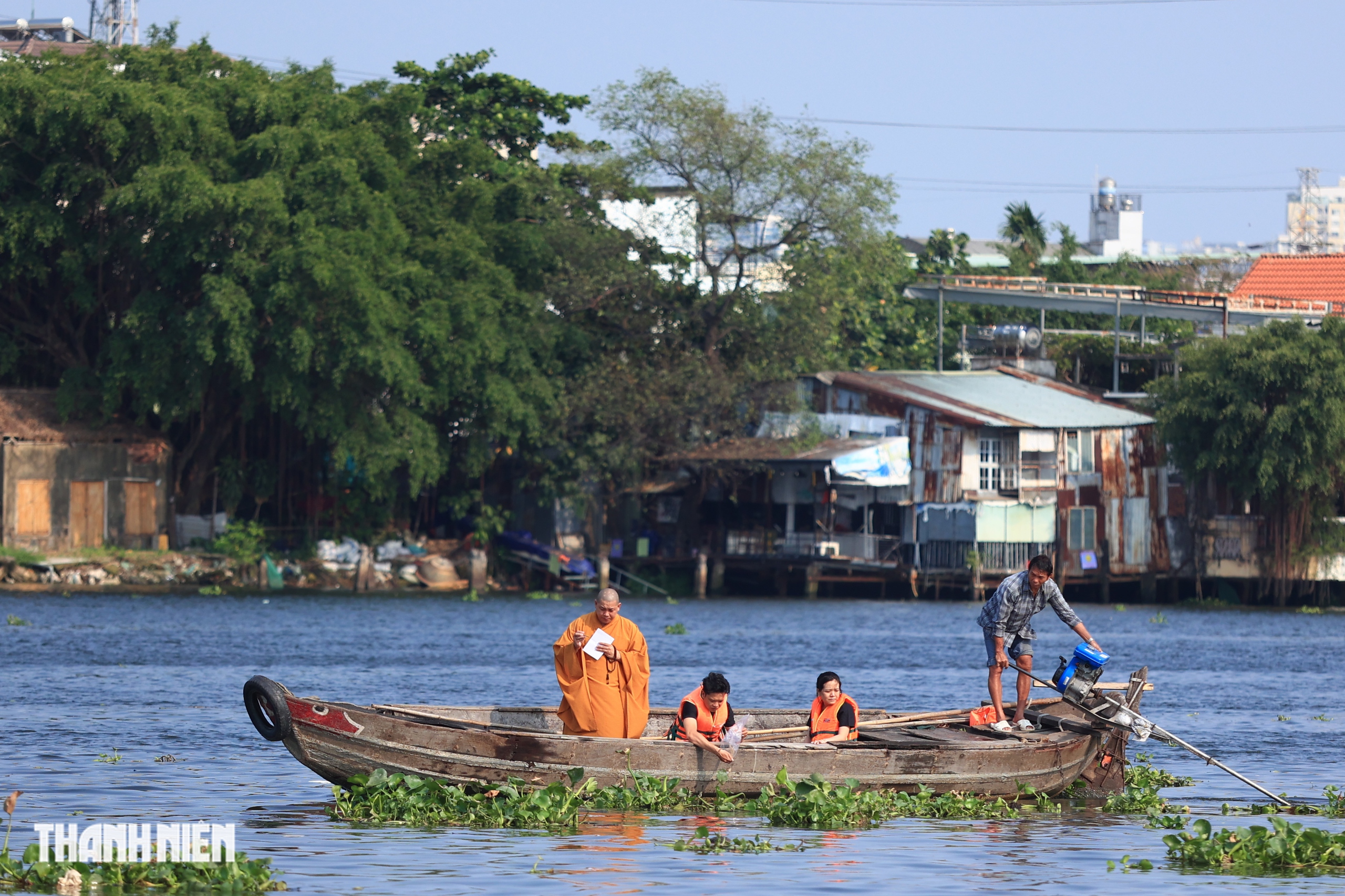 TP.HCM nh&igrave;n từ s&ocirc;ng S&agrave;i G&ograve;n: Ng&ocirc;i ch&ugrave;a 30 năm cưu mang phận đời xế b&oacute;ng- Ảnh 8.