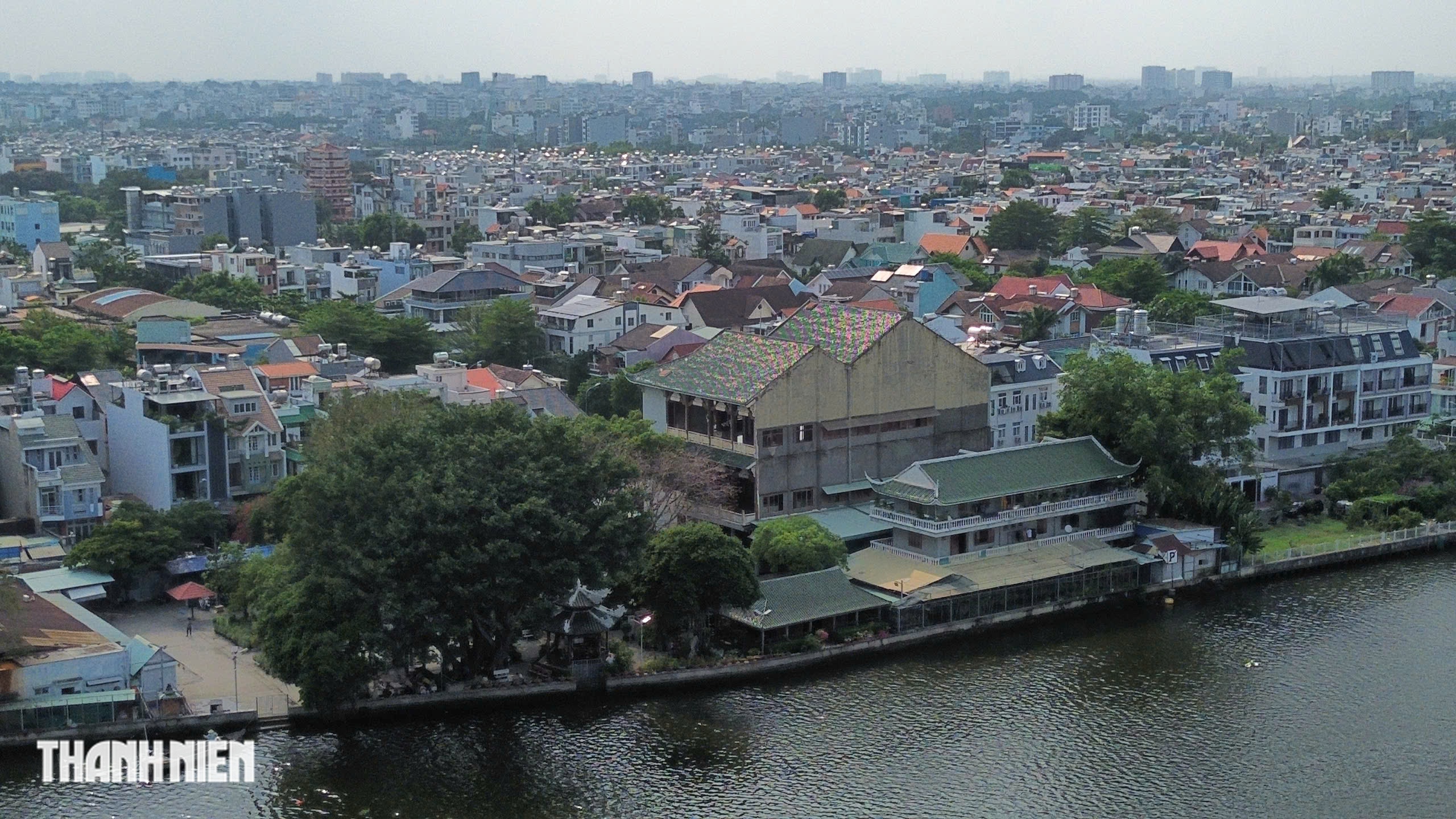 TP.HCM nh&igrave;n từ s&ocirc;ng S&agrave;i G&ograve;n: Ng&ocirc;i ch&ugrave;a 30 năm cưu mang phận đời xế b&oacute;ng- Ảnh 1.