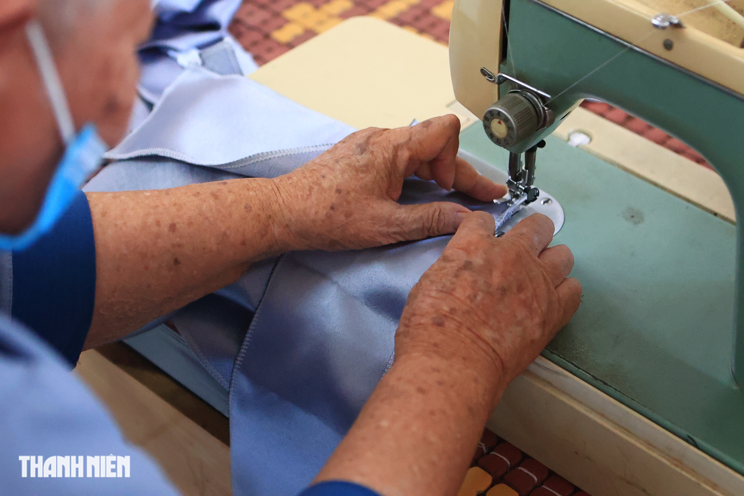 TP.HCM nh&igrave;n từ s&ocirc;ng S&agrave;i G&ograve;n: Ng&ocirc;i ch&ugrave;a 30 năm cưu mang phận đời xế b&oacute;ng- Ảnh 6.