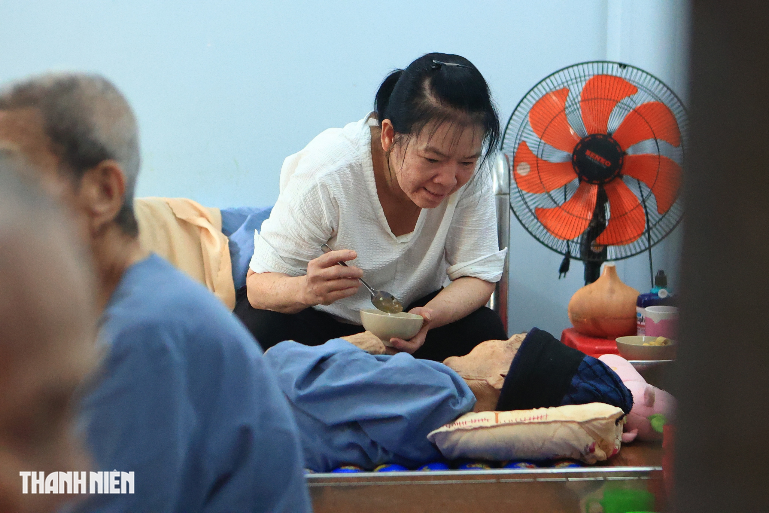 TP.HCM nh&igrave;n từ s&ocirc;ng S&agrave;i G&ograve;n: Ng&ocirc;i ch&ugrave;a 30 năm cưu mang phận đời xế b&oacute;ng- Ảnh 3.