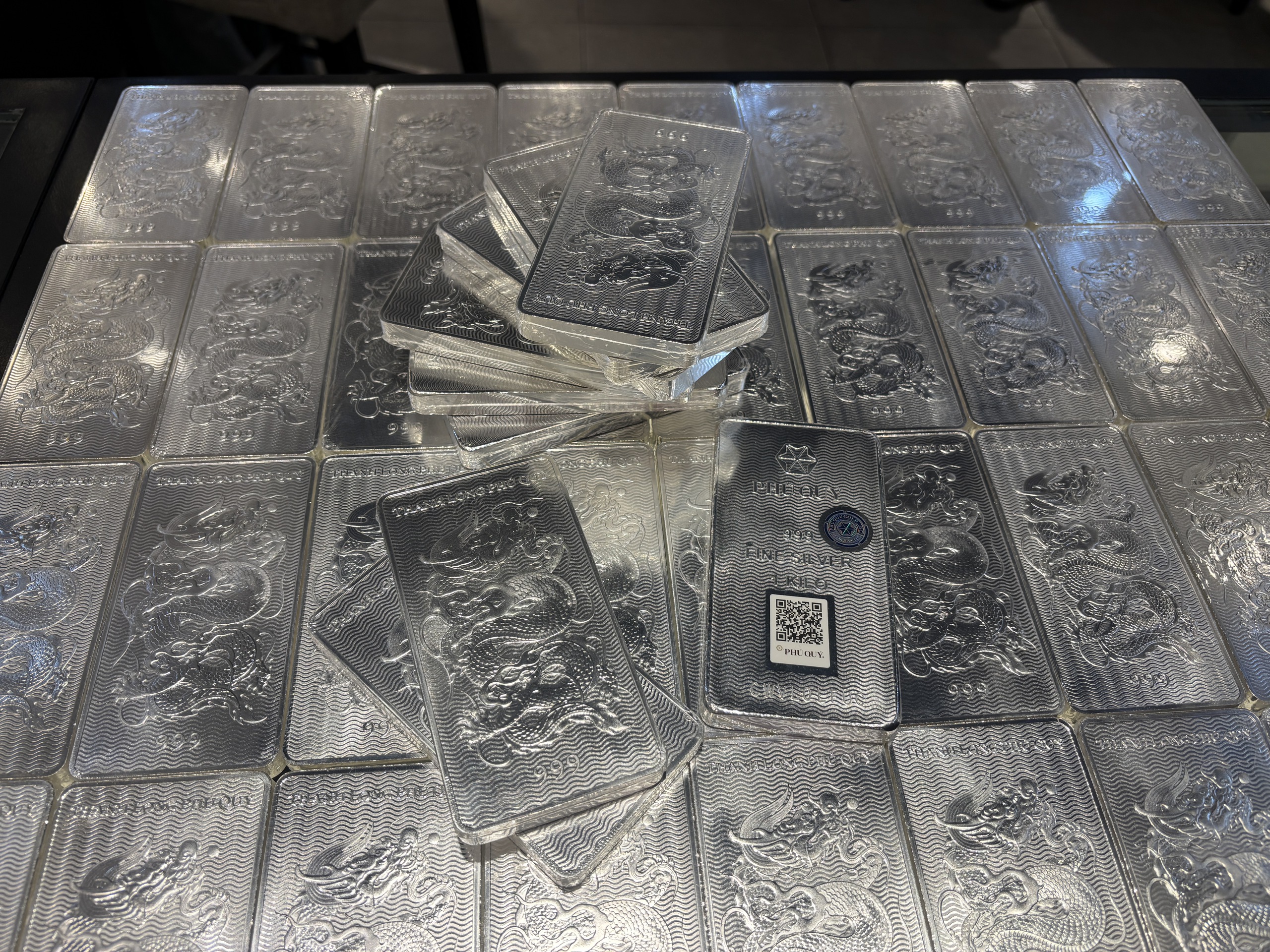 Giá vàng, giá bạc sáng 10.4 tiếp tục 'lao dốc' - Ảnh 2.