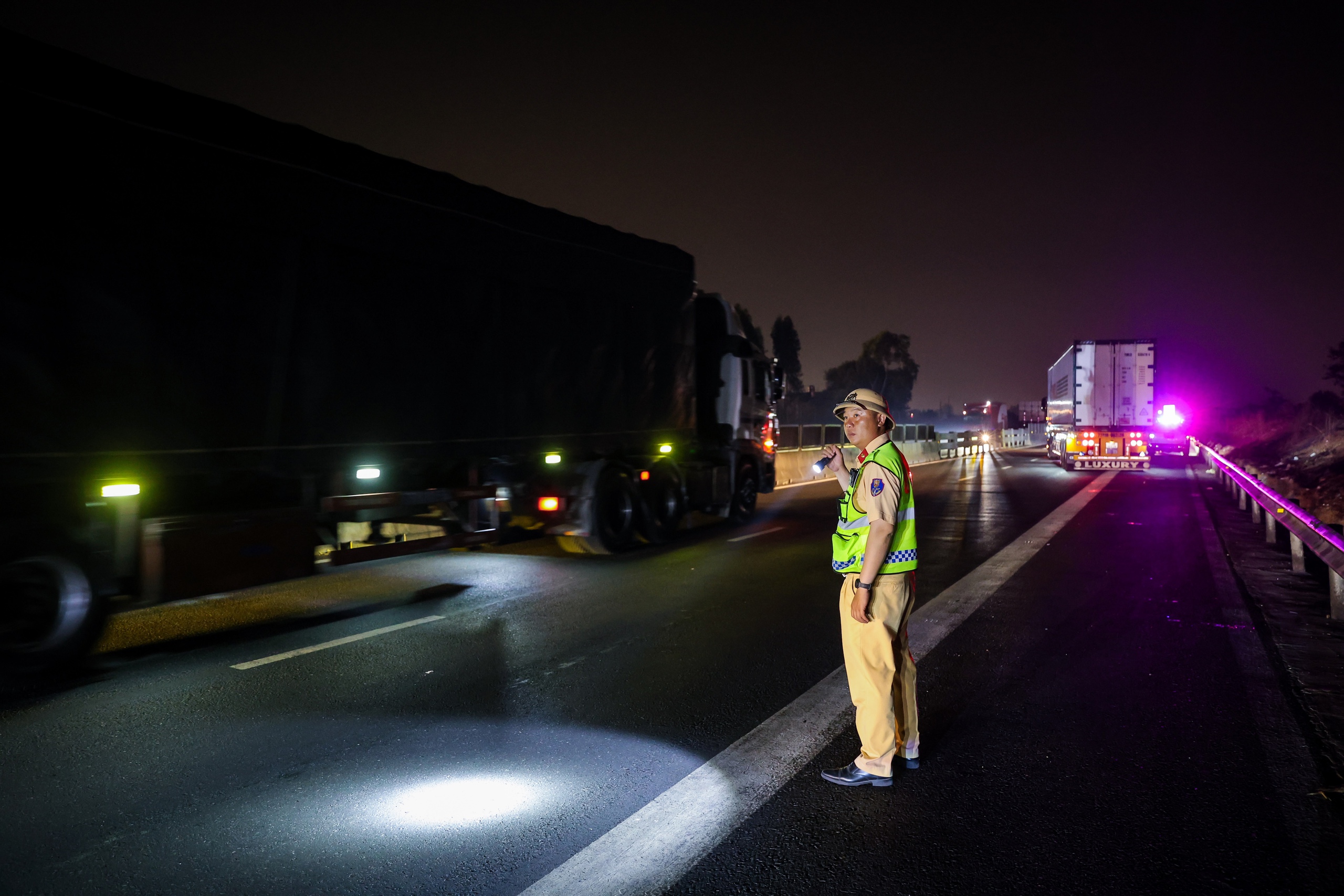 Mối nguy dừng xe trên cao tốc: Nhiều tài xế tự đẩy mình vào nguy hiểm - Ảnh 3.