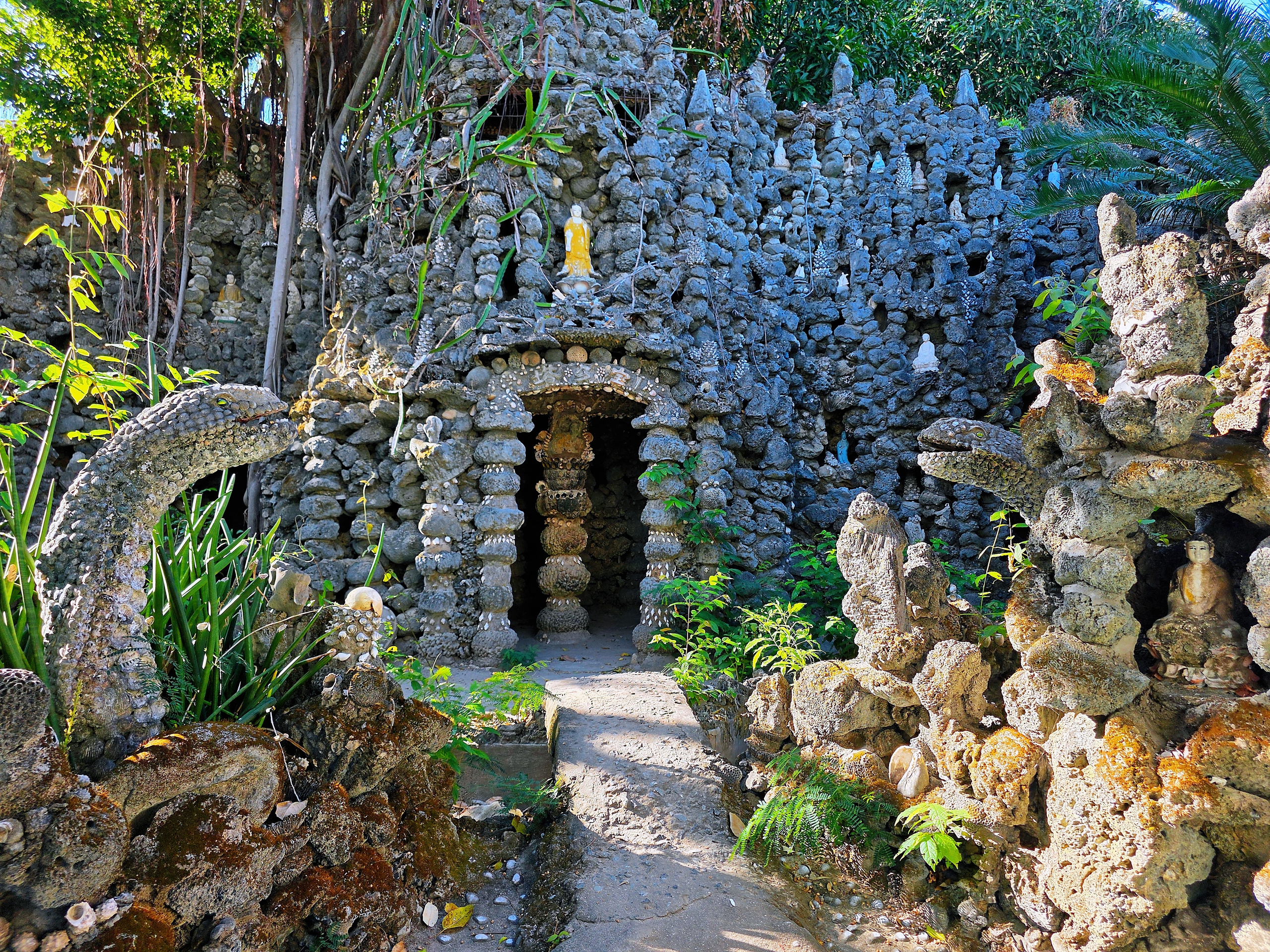 Khám phá chùa Từ Vân, kiệt tác từ san hô và vỏ ốc- Ảnh 12. Khám phá chùa Từ Vân, kiệt tác từ san hô và vỏ ốc- Ảnh 12.