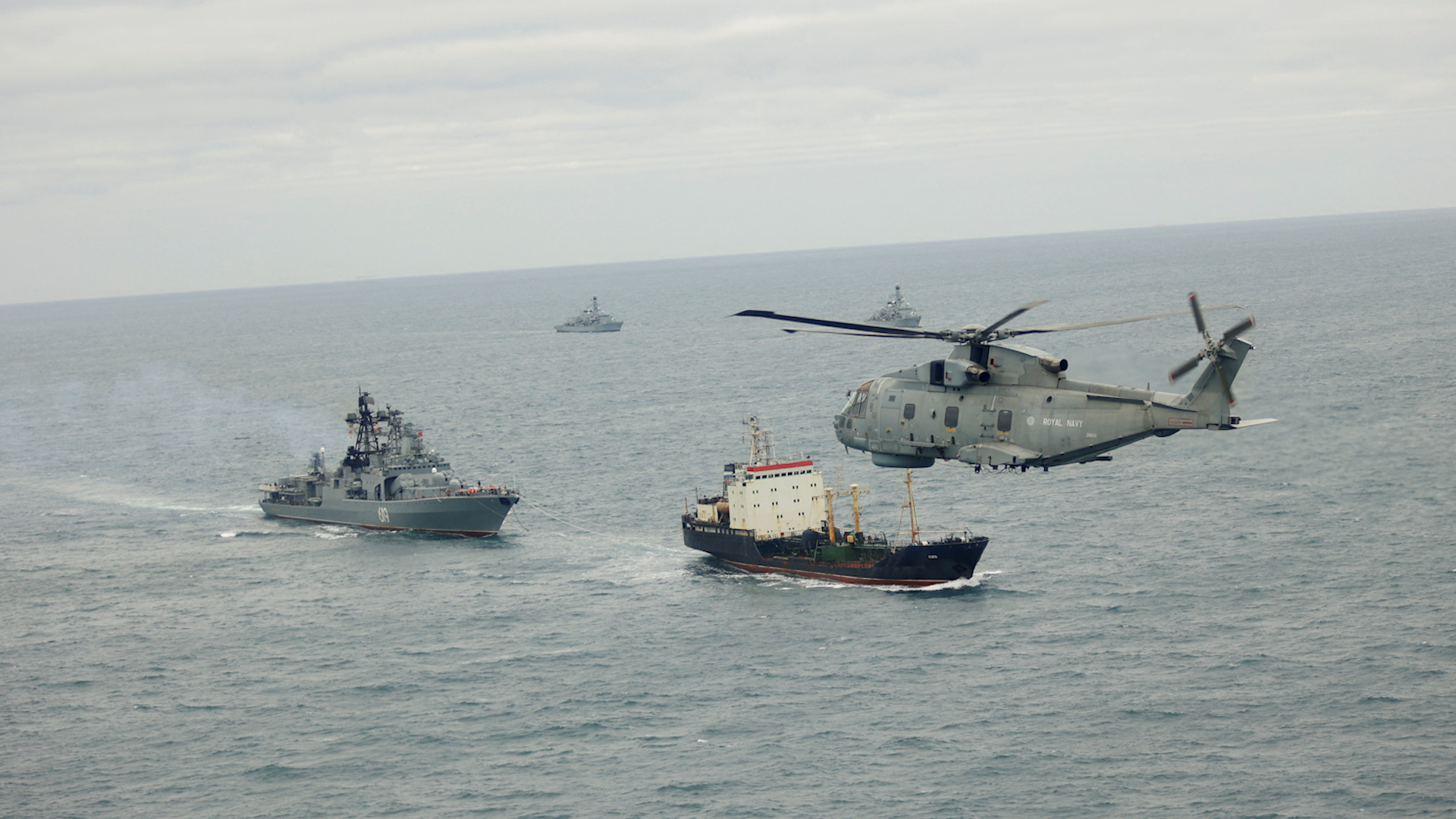 Nga: c&oacute; quyền tự vệ trước &lsquo;h&agrave;nh vi cướp biển&rsquo;, điều t&agrave;u chiến hộ tống t&agrave;u dầu - Ảnh 1.