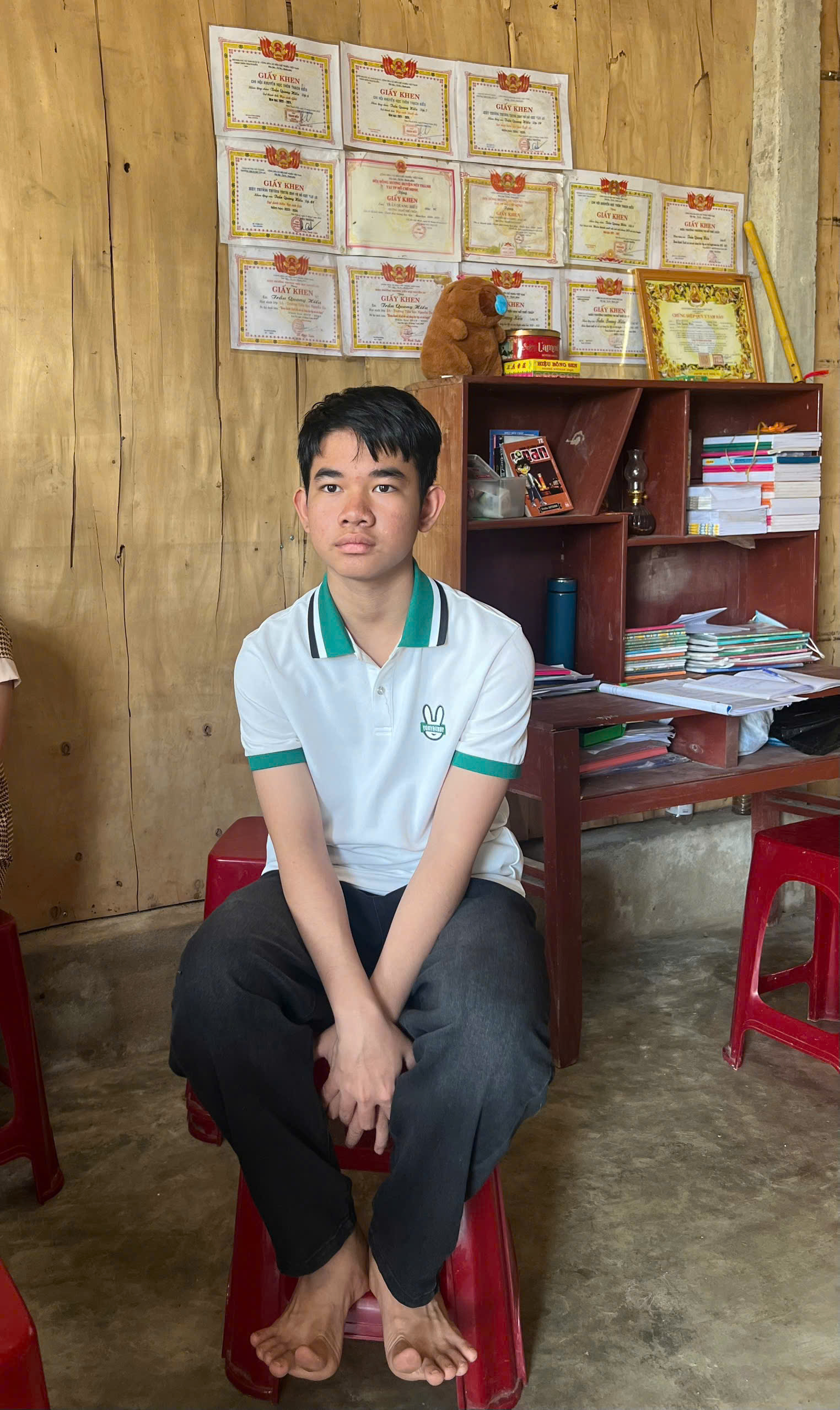 Cậu học trò chạy thận từng tháng, cơm rau vẫn mơ làm bác sĩ- Ảnh 2. Cậu học trò chạy thận từng tháng, cơm rau vẫn mơ làm bác sĩ- Ảnh 2.