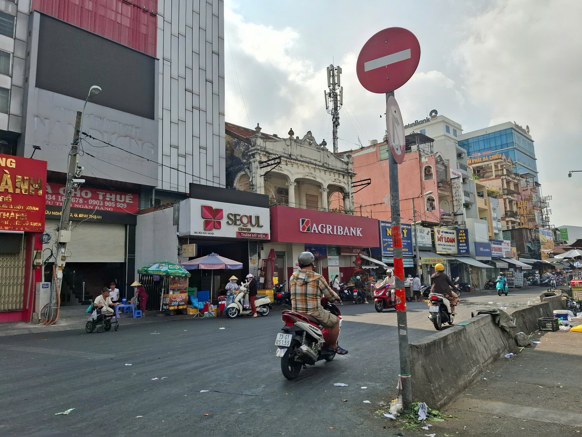 Ngang nhi&ecirc;n chạy xe ngược chiều v&agrave; tr&ecirc;n vỉa h&egrave;- Ảnh 1.