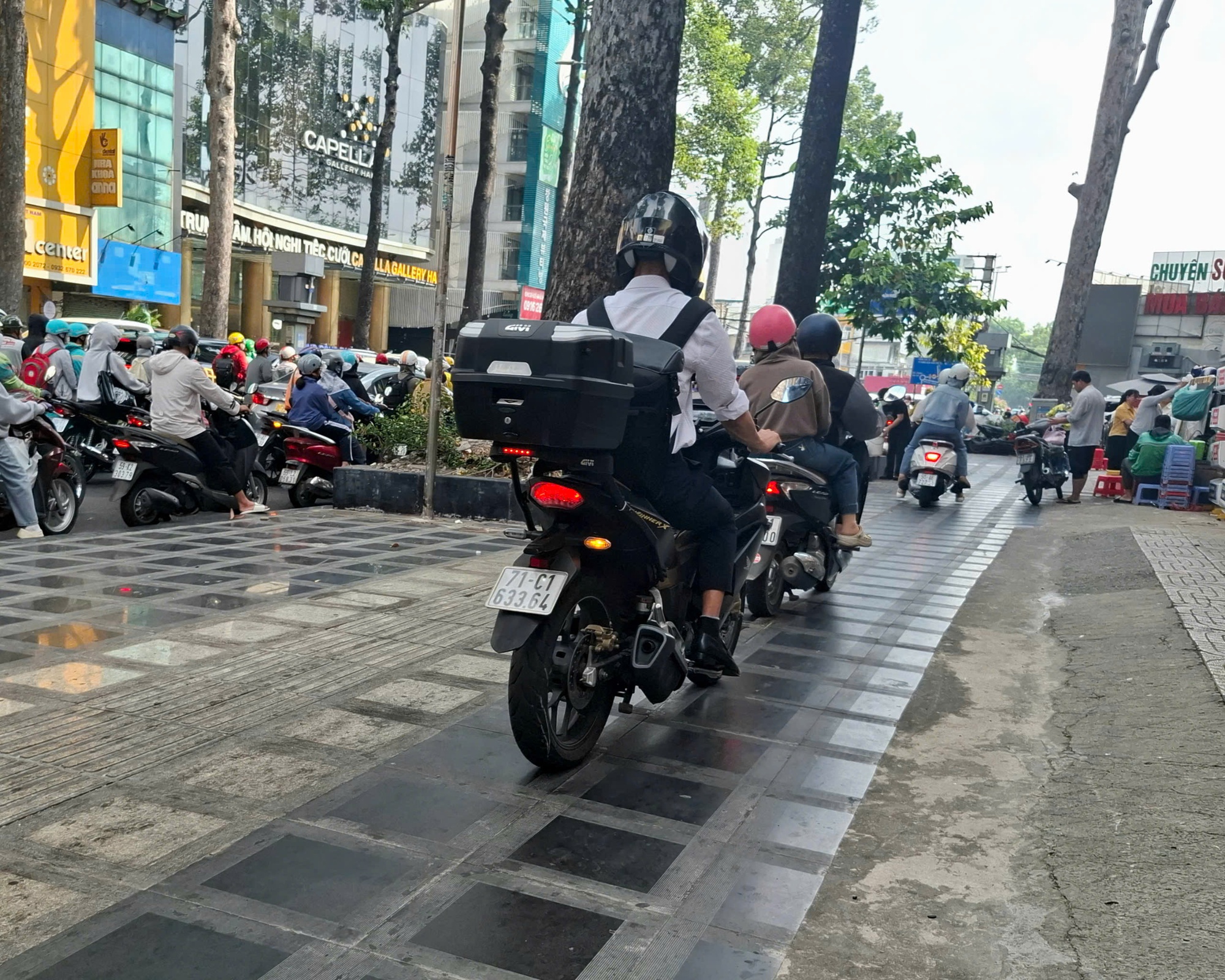 Ngang nhi&ecirc;n chạy xe ngược chiều v&agrave; tr&ecirc;n vỉa h&egrave;- Ảnh 2.