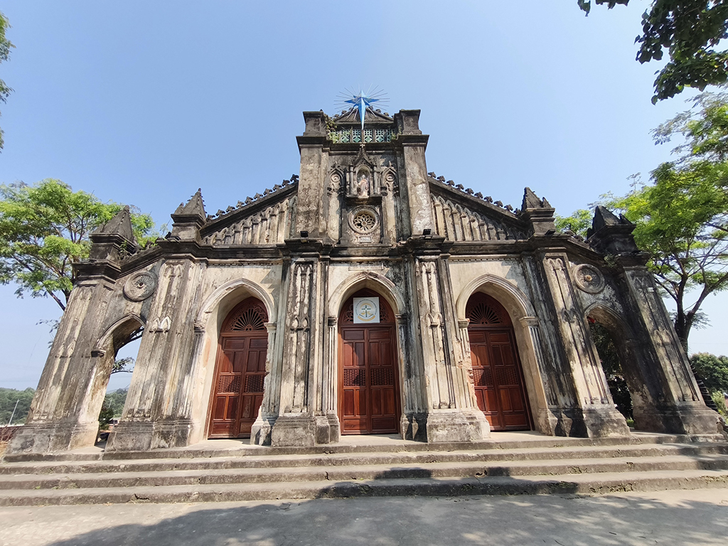 Nhà thờ đá Tùng Sơn lưu giữ nhiều thánh tích từ Công giáo Rôma- Ảnh 1. Nhà thờ đá Tùng Sơn lưu giữ nhiều thánh tích từ Công giáo Rôma- Ảnh 1.