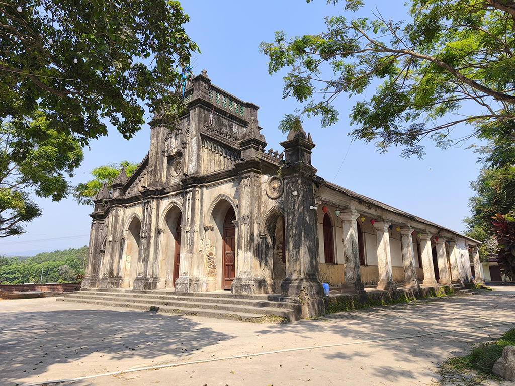 Nhà thờ đá Tùng Sơn lưu giữ nhiều thánh tích từ Công giáo Rôma- Ảnh 2. Nhà thờ đá Tùng Sơn lưu giữ nhiều thánh tích từ Công giáo Rôma- Ảnh 2.