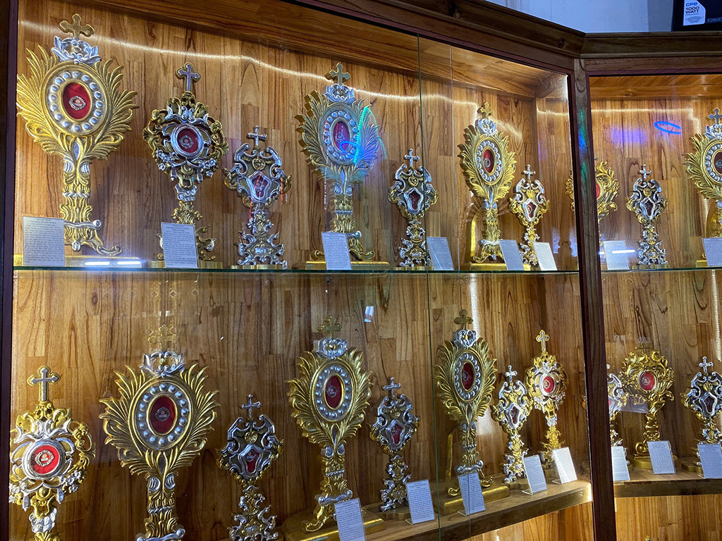 Nhà thờ đá Tùng Sơn lưu giữ nhiều thánh tích từ Công giáo Rôma- Ảnh 3. Nhà thờ đá Tùng Sơn lưu giữ nhiều thánh tích từ Công giáo Rôma- Ảnh 3.