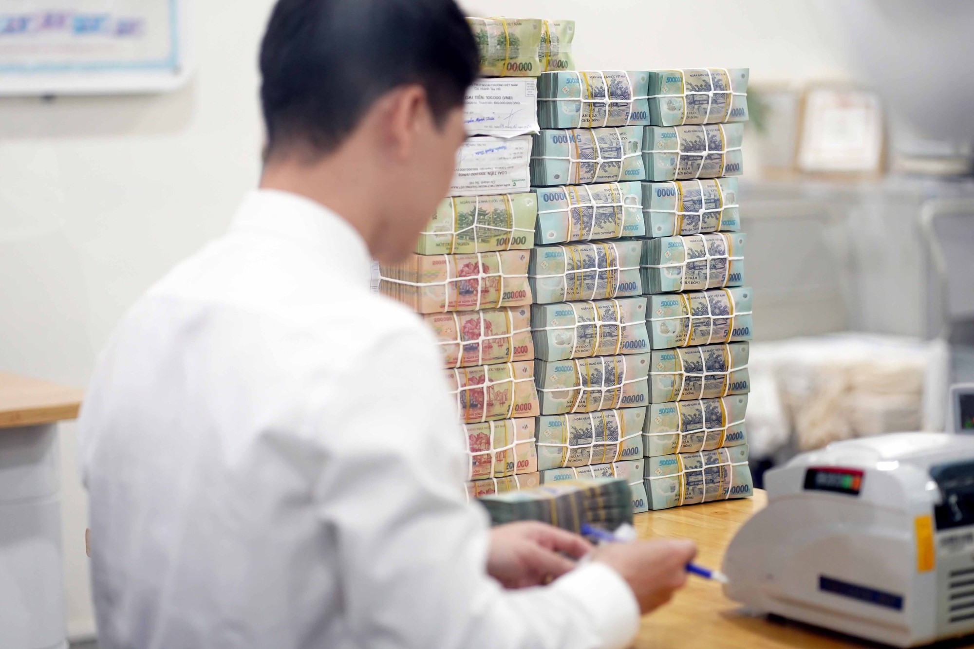 Dòng tiền 'ngó lơ' tiết kiệm?- Ảnh 1. Dòng tiền 'ngó lơ' tiết kiệm?- Ảnh 1.